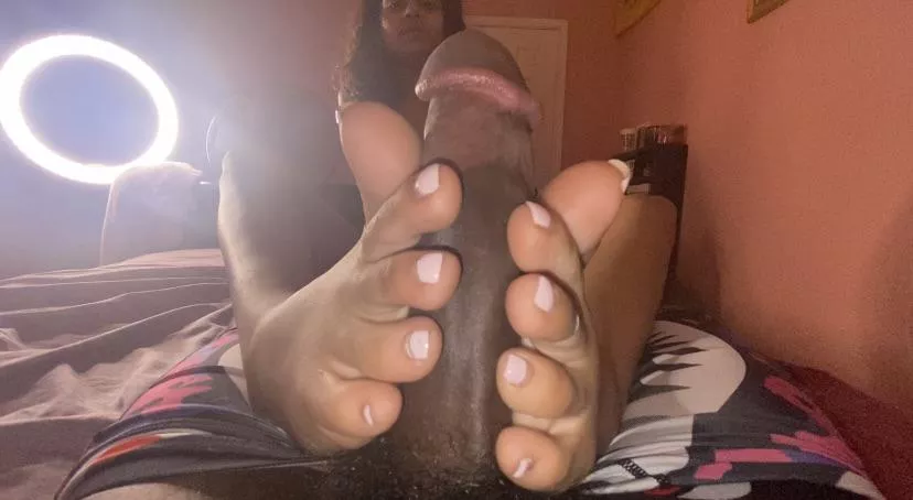 I love how my toes feel wrapped around a dickðŸ¥µ