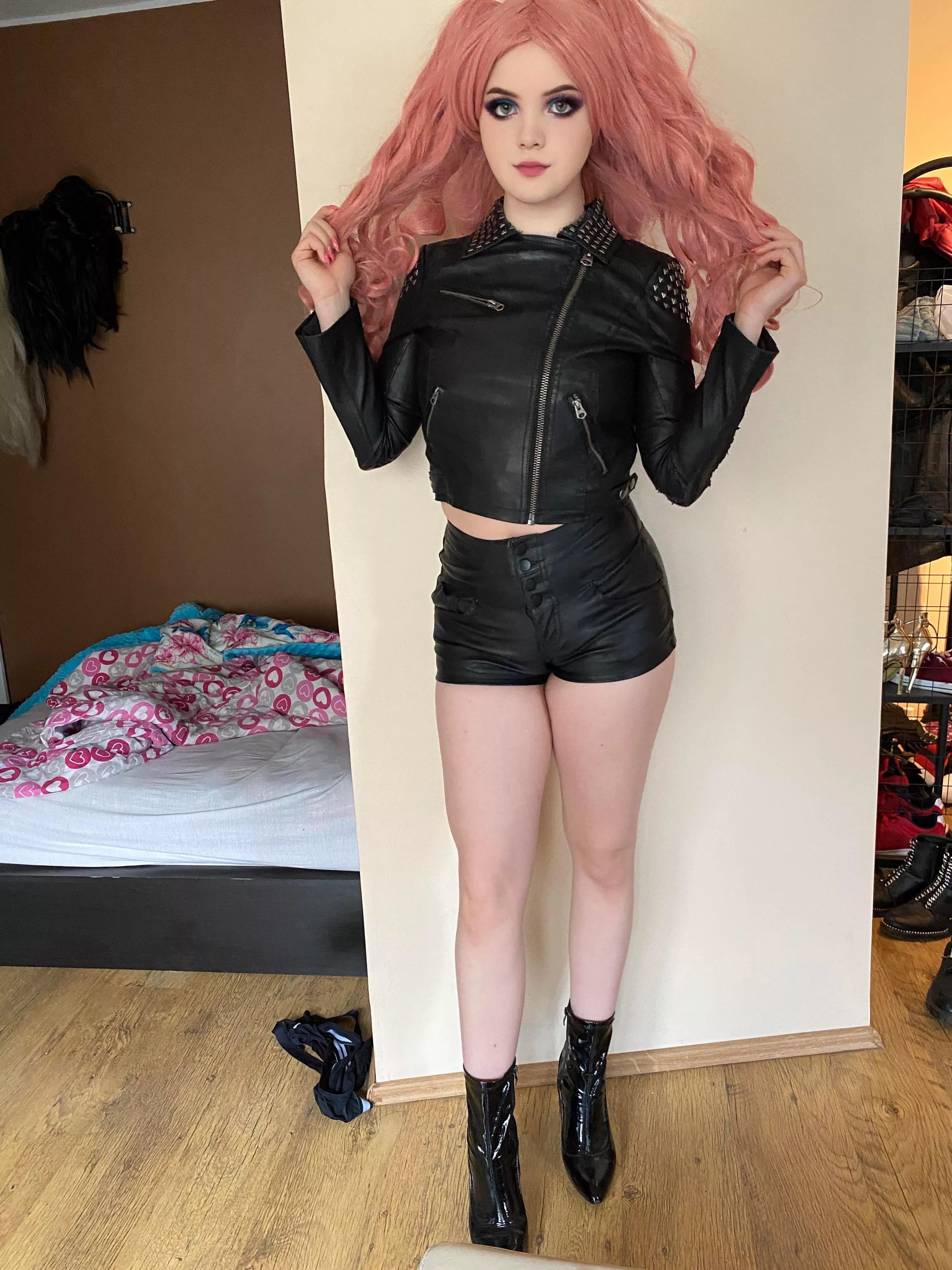 I love my tight leather shorts 🥰