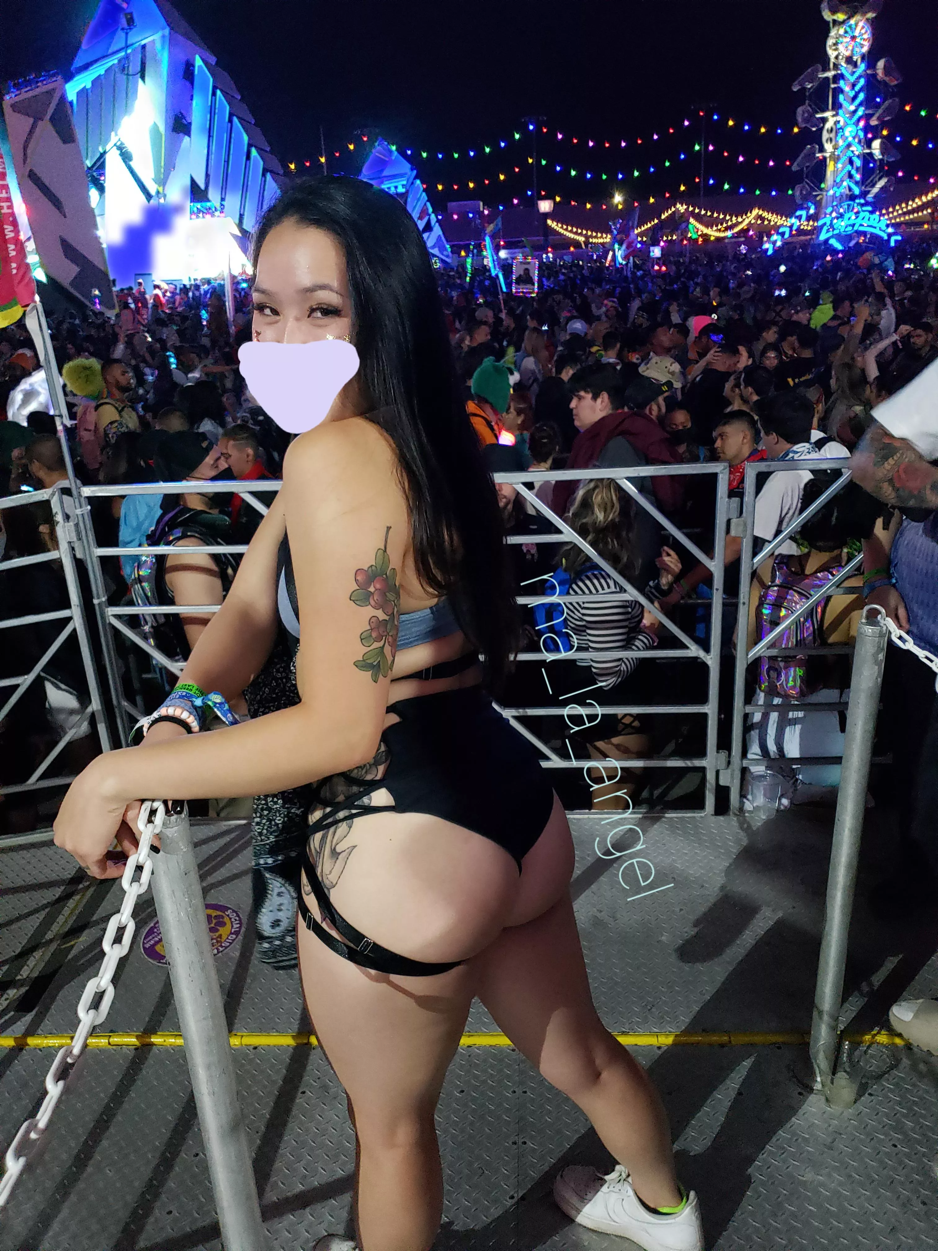 I love seeing rave booty, don't you?