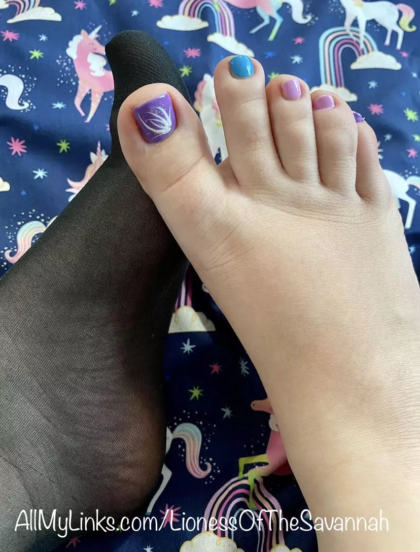 I love wearing nylon socks, but I also love my cute multicolored toes… Which do you prefer?!