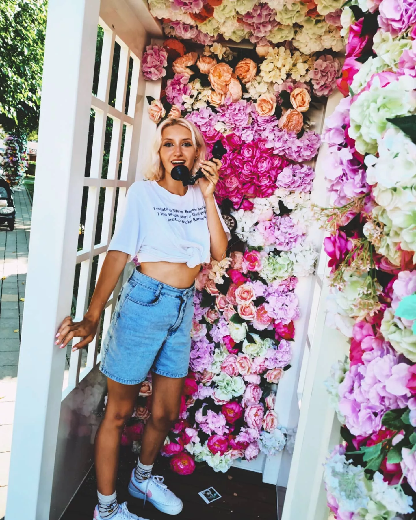 I loved that flowerbooth I found in a small town in croatia. That phone was so old, it was so amazing! I felt like a princess with all those pastel flowers