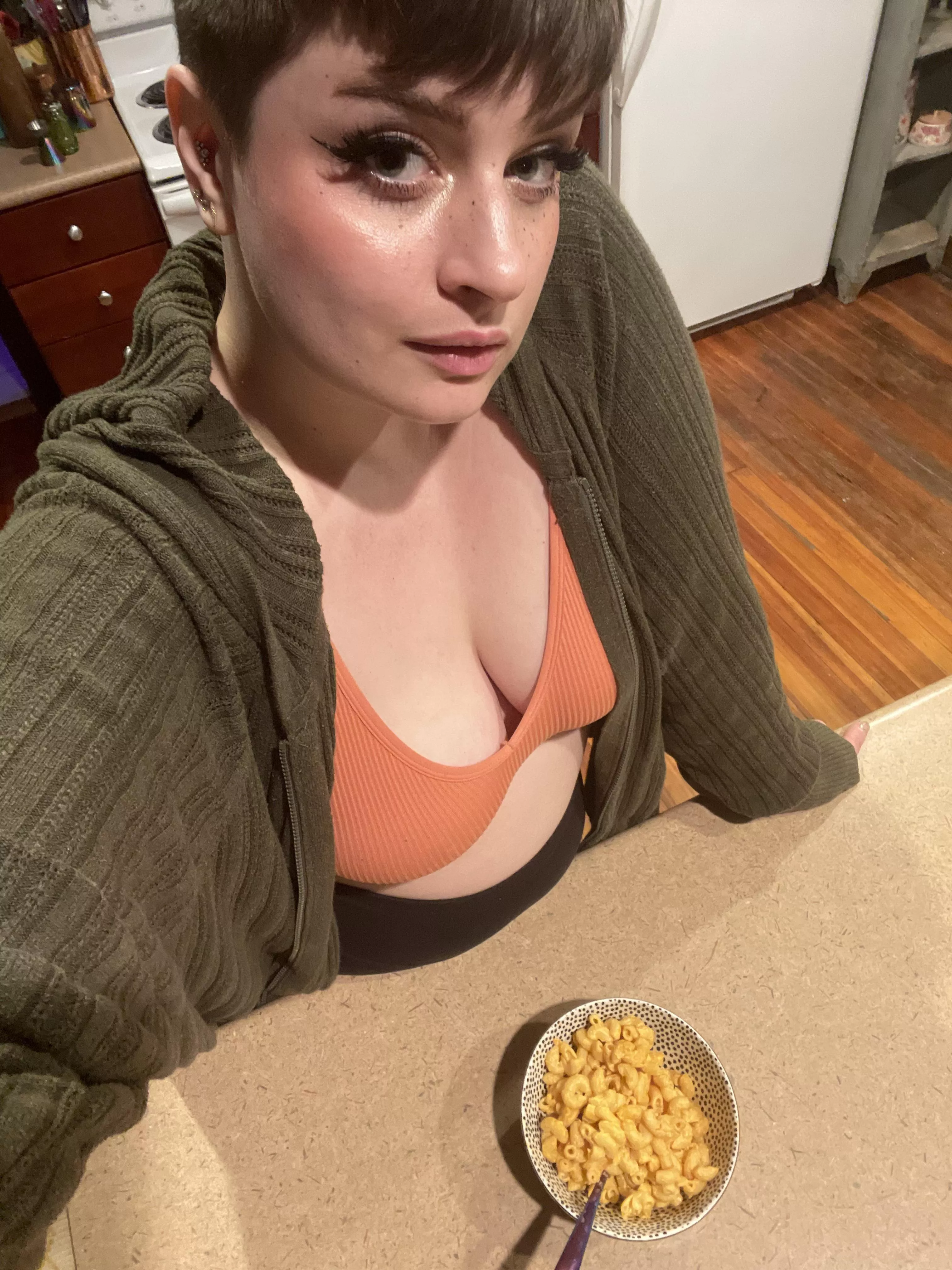 I made gouda mac & cheese and I have gorgeous juicy tits, who is trying to wife me?