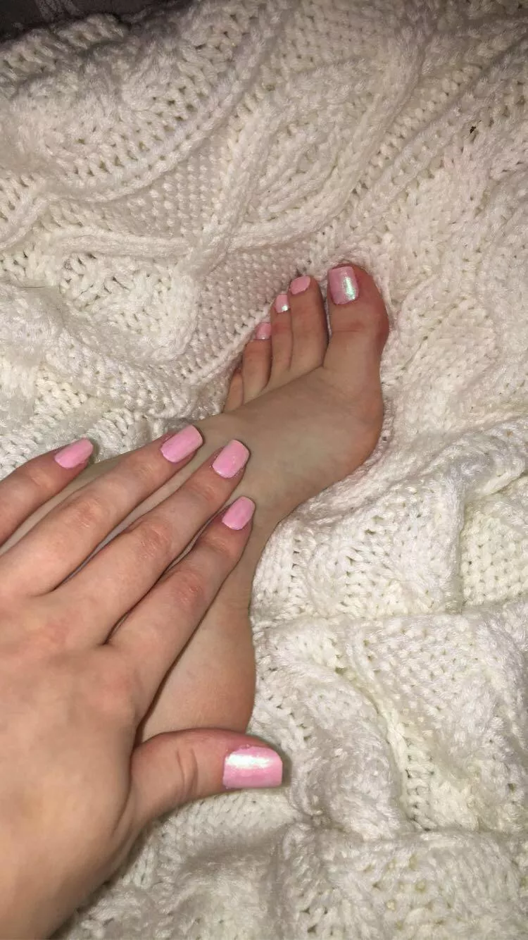 I need a foot rub, dms are welcome 💕