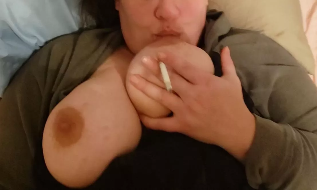 I suck.....my own nipples sometimes while I smoke 🚬 😝