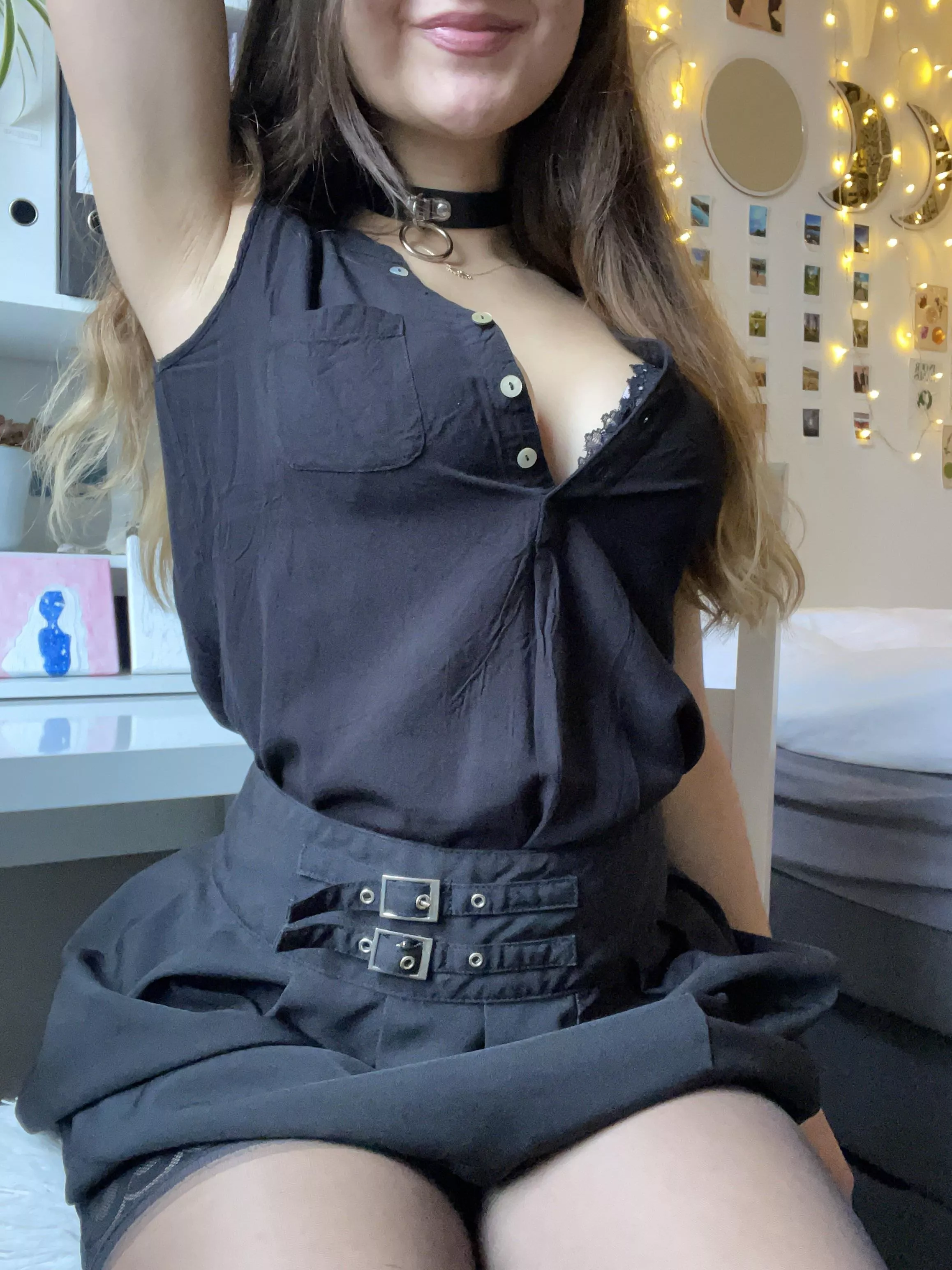 I think I look really sexy in this black outfit!