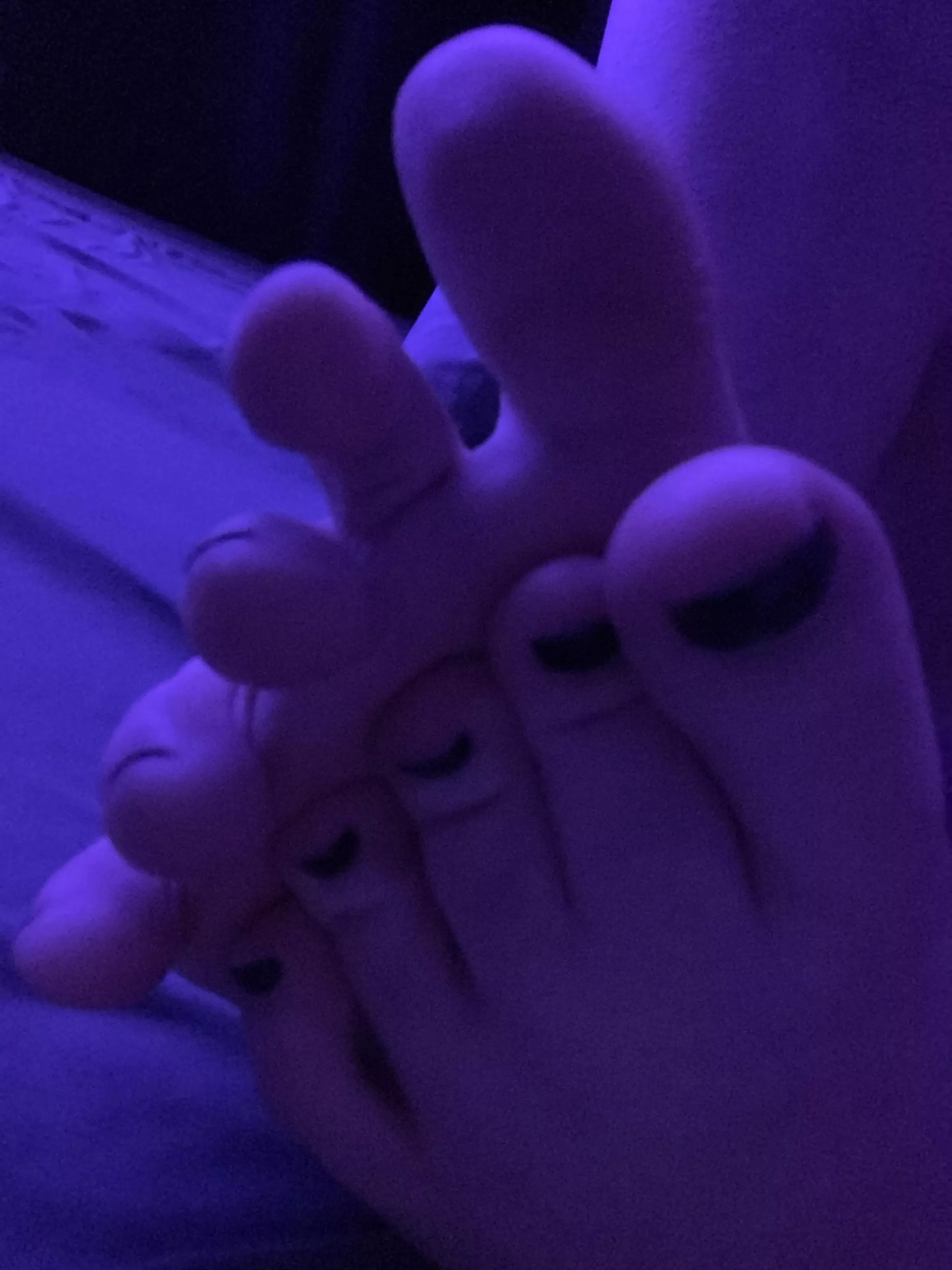 I want someoneâ€™s tongue between my toesâ€¦ ðŸ¥º