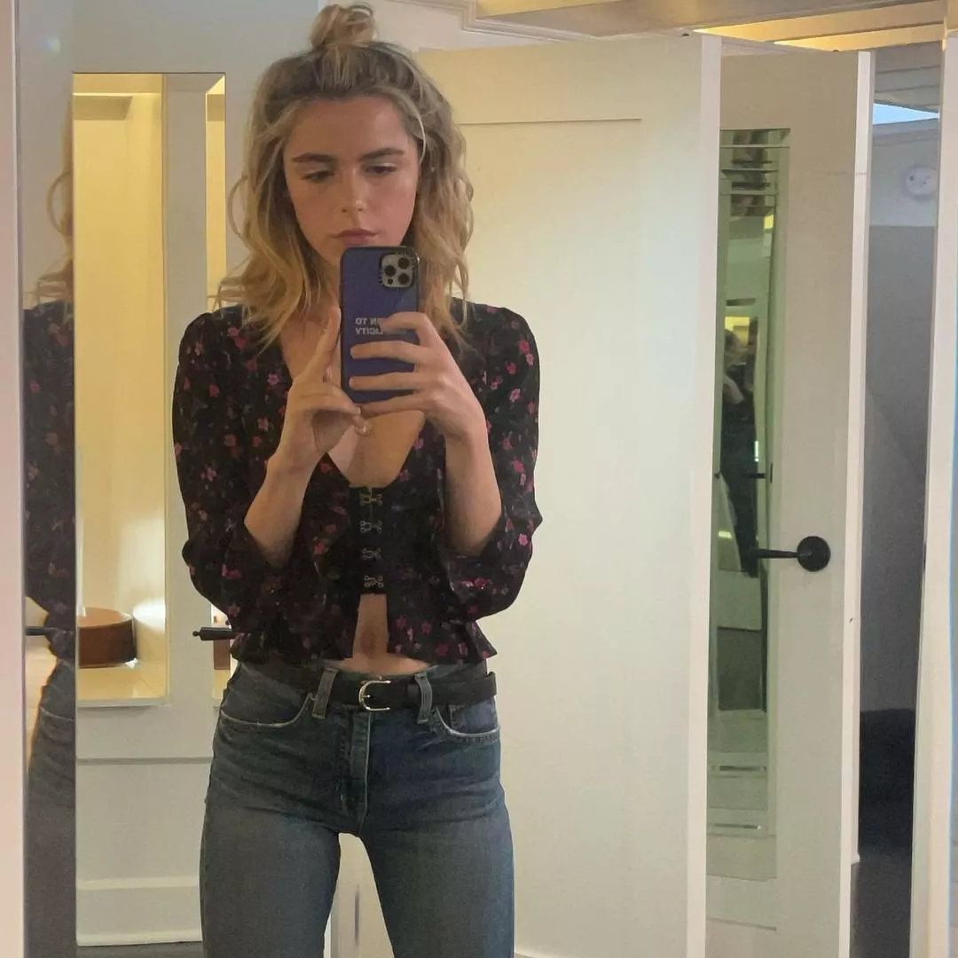 I want to be Kiernan Shipka's bi sub toy