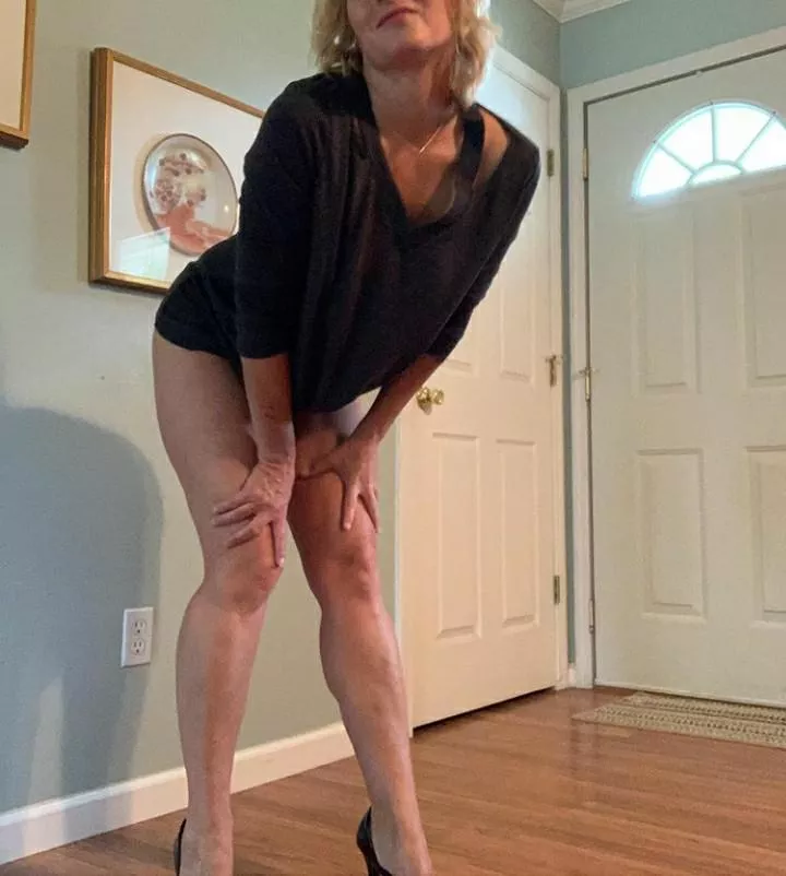 I was recently told I had sexy, long legs...any volunteers want to climb them like a tree? 👠🥰 42 (F)