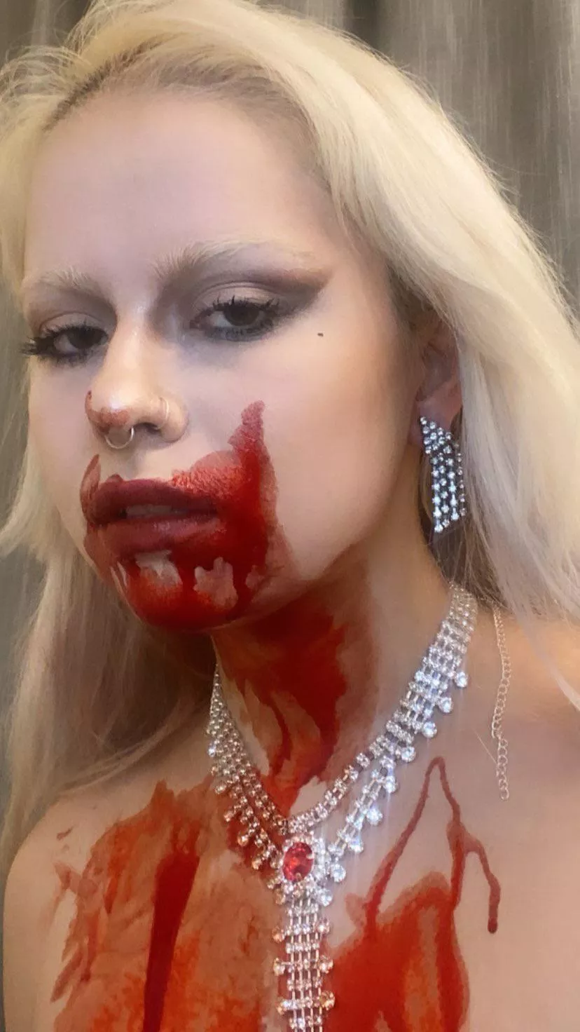 I was the countess for Halloween 😌 I love this make up look!