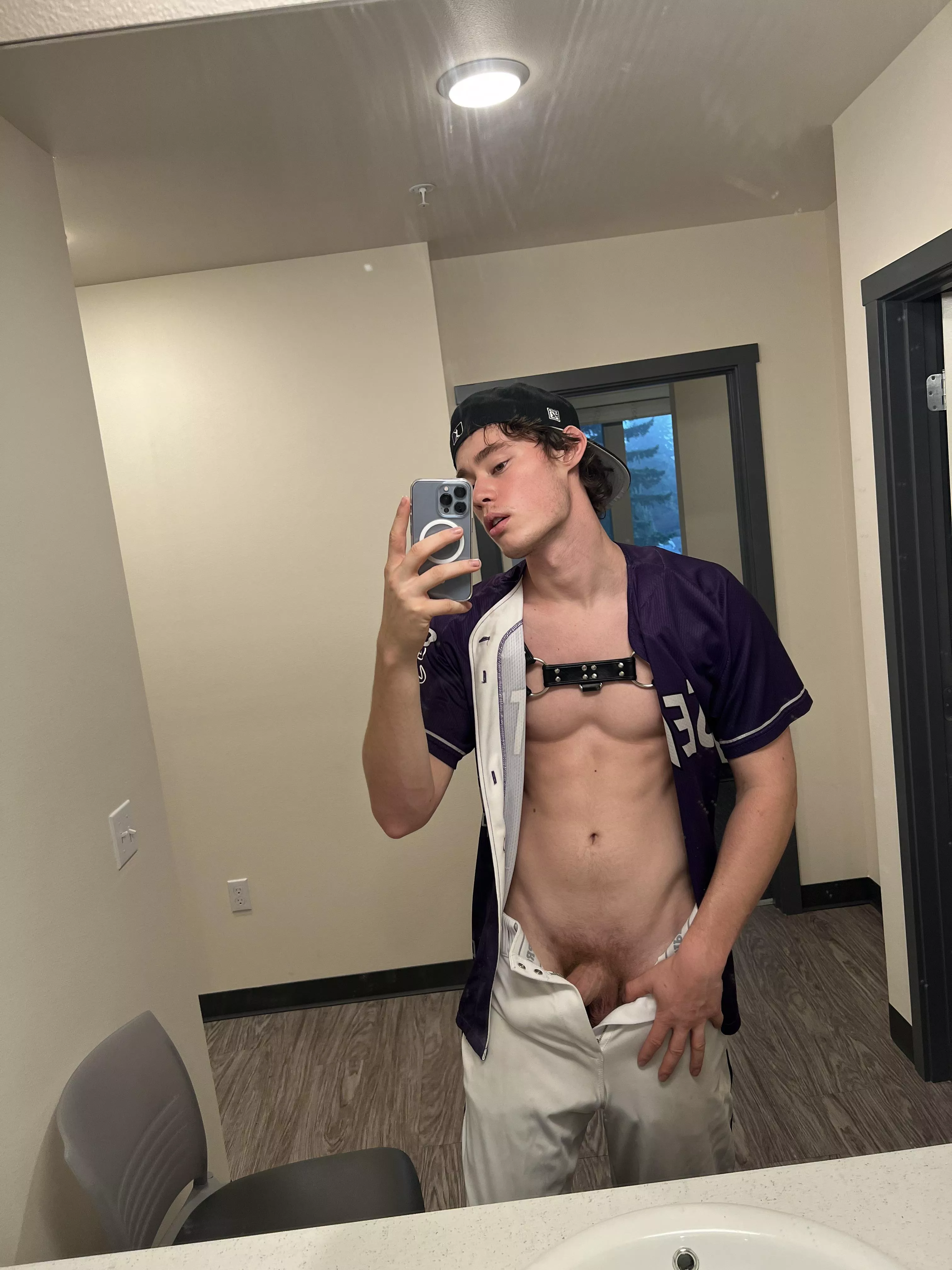 I’m a baseball player with a kinky secret 🤫