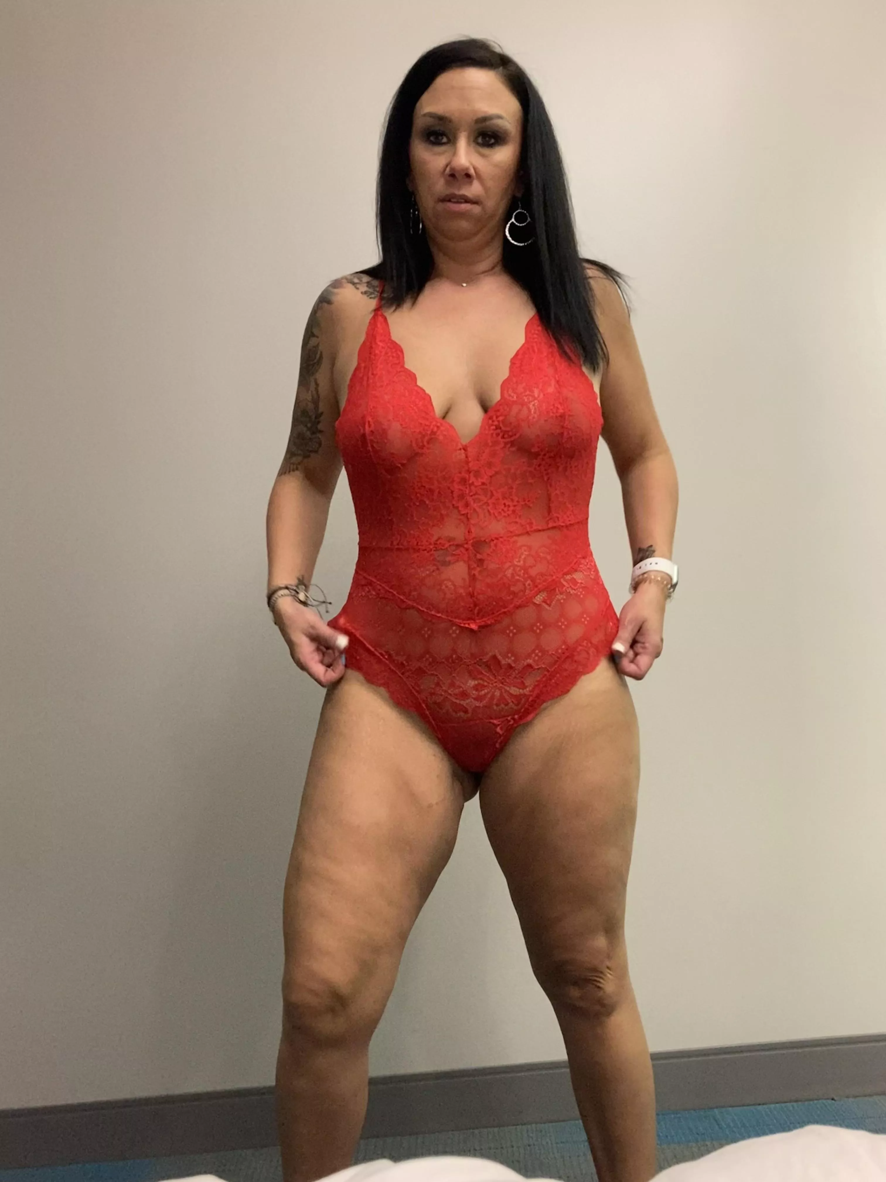 Iâ€™m a real milf with thick thighs, mom bod and Iâ€™m built to fuck. Could you handle me? Free trial for the next 10 subscribers. Come find out ðŸ˜ˆ