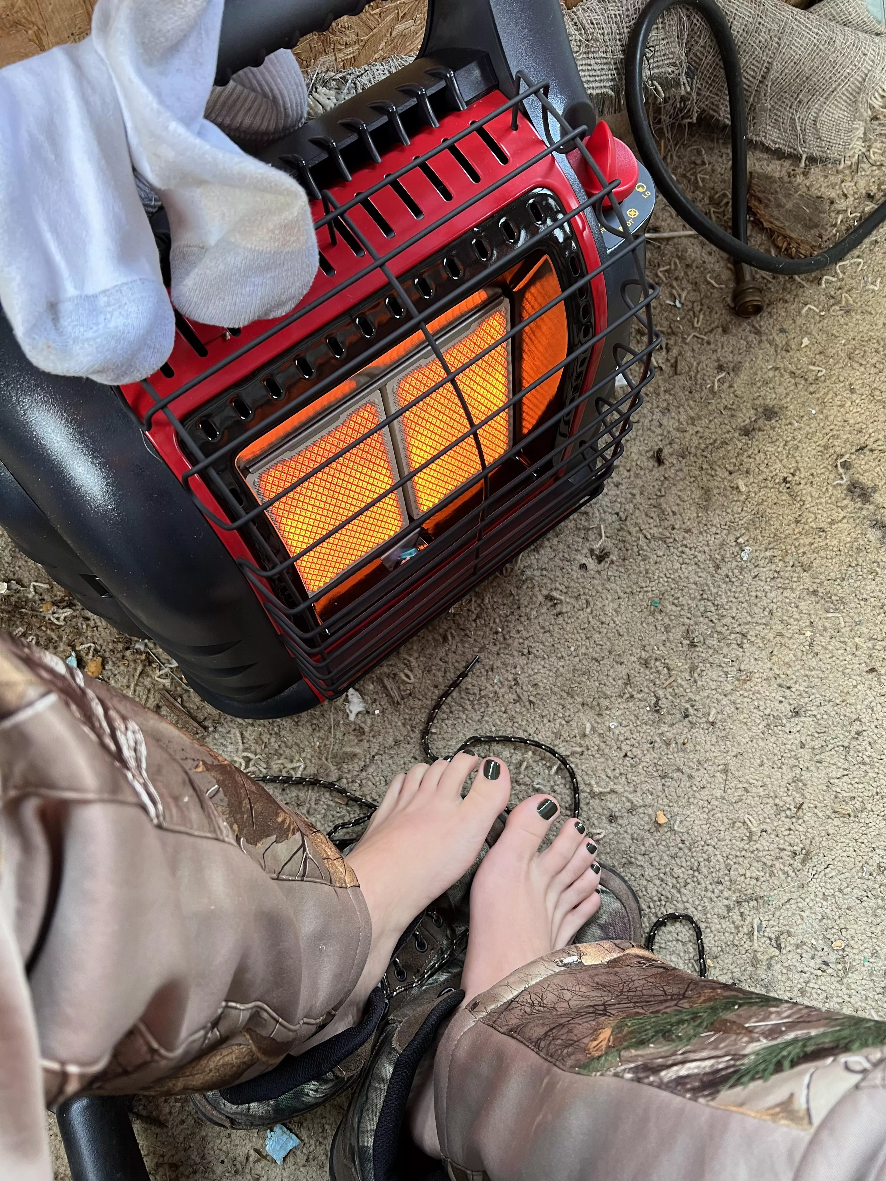 I’m currently sitting in the hunting shack, drying out my socks and warming up my cold, sweaty toes. Wanna assist? 🦌💥