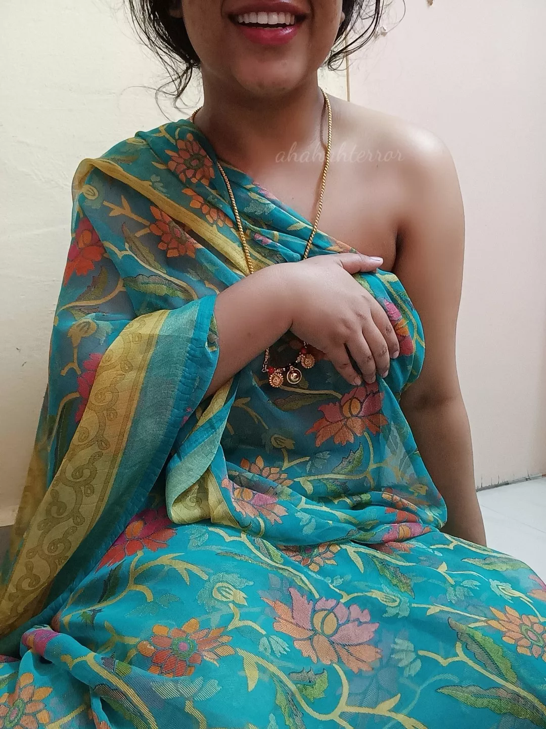 I'm just an Indian wife who loves smiling and humping ðŸ¤­