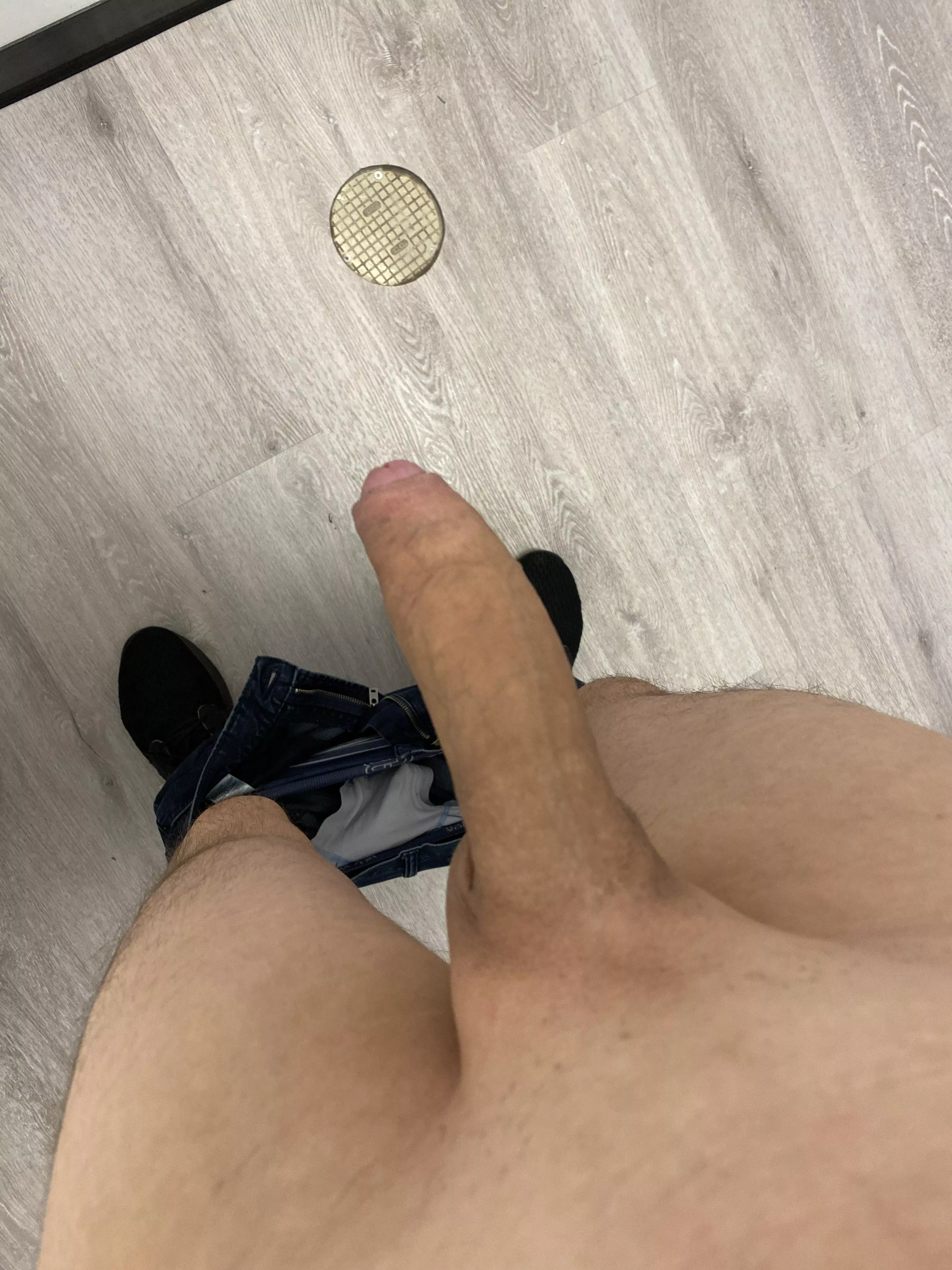 I’m so horny at work. Need to cu(m).