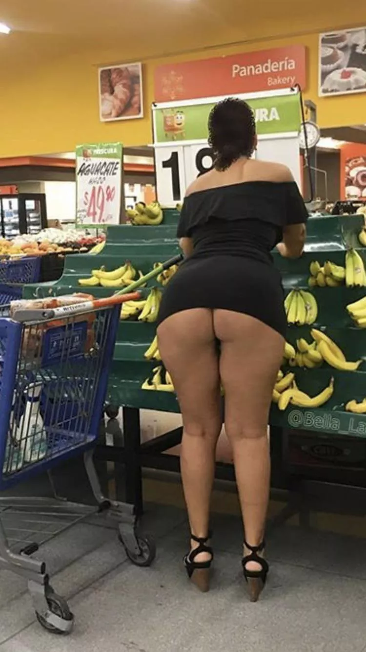 Iâ€™m sure thereâ€™s a joke in here about the bananas but... just enjoy what sheâ€™s showing us instead