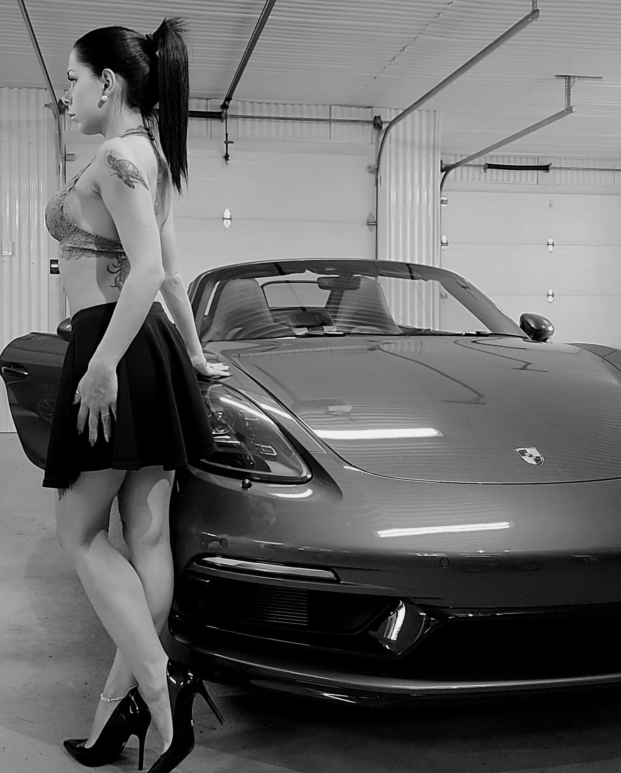 In harmony with my heels and my car 💣👠