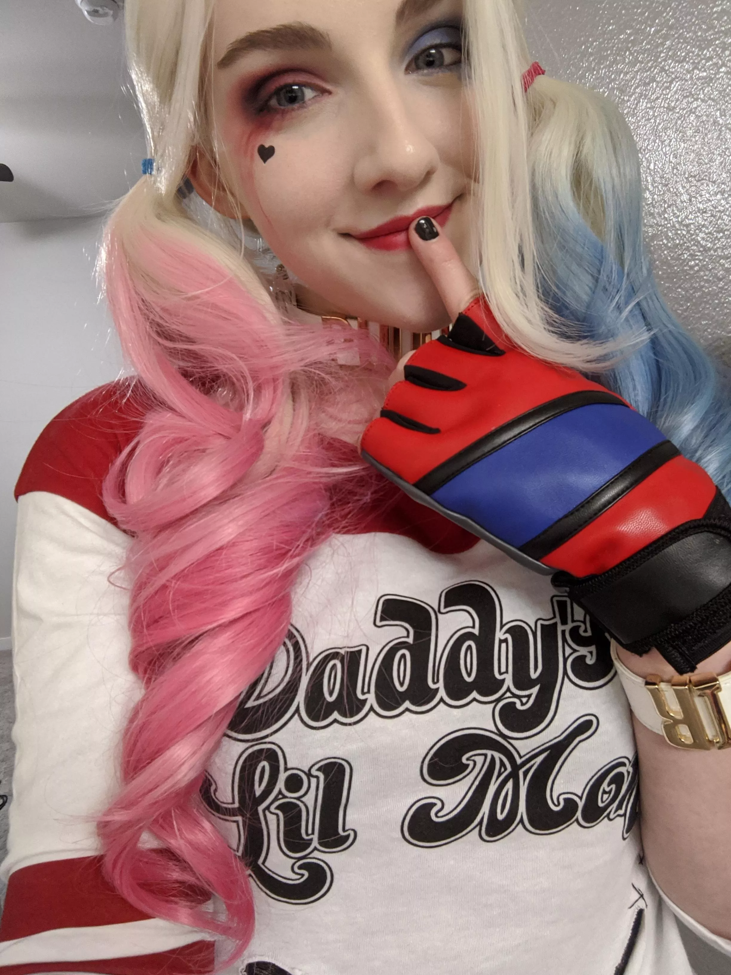 Instead of being an Elf again I plan on doing something a little different for the December ManyVids contest! I'll be doing a festive Harley Quinn! I hope you're looking forward to it!