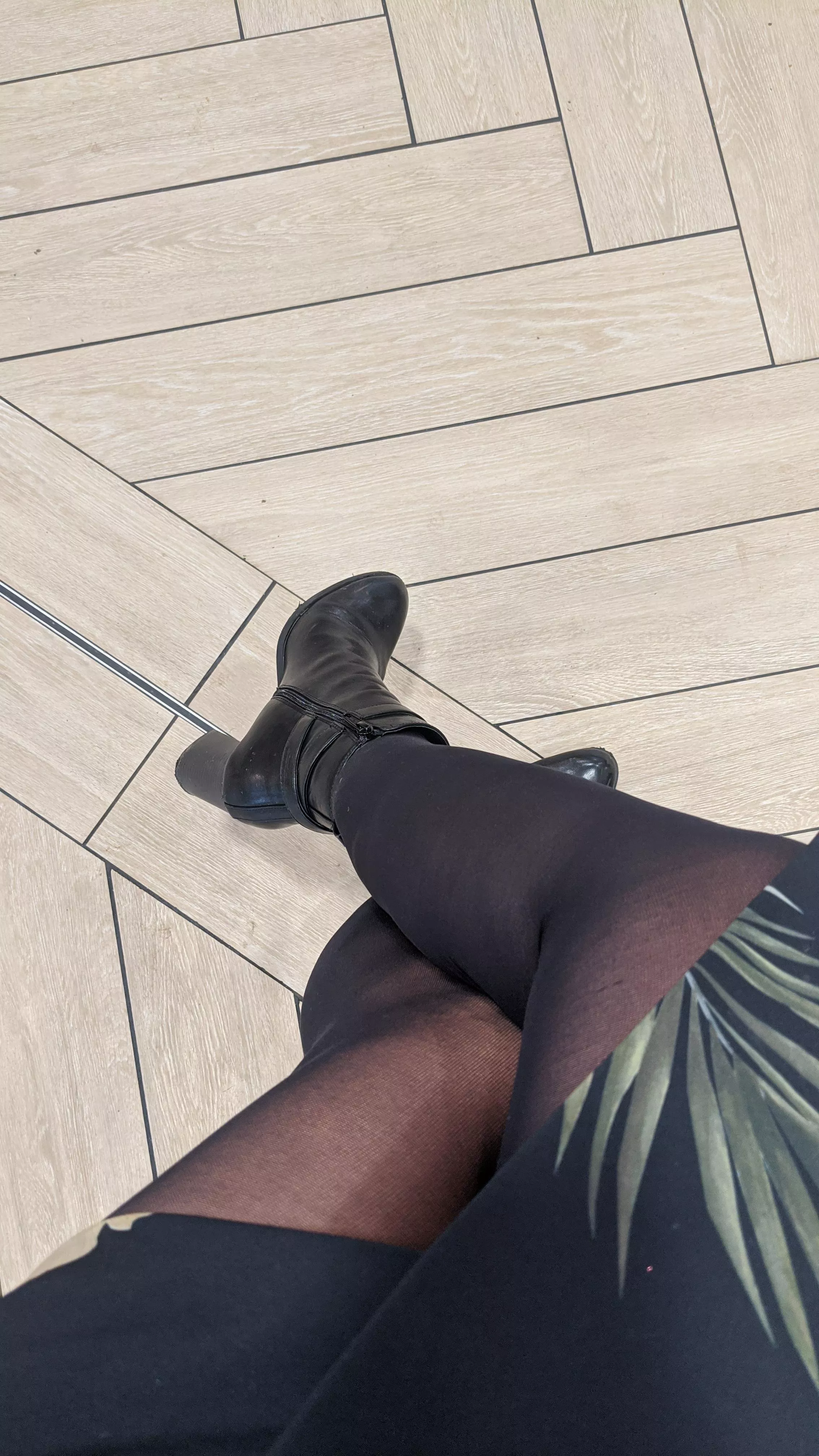 is autumn your favourite season ? pantyhose and boots 😍