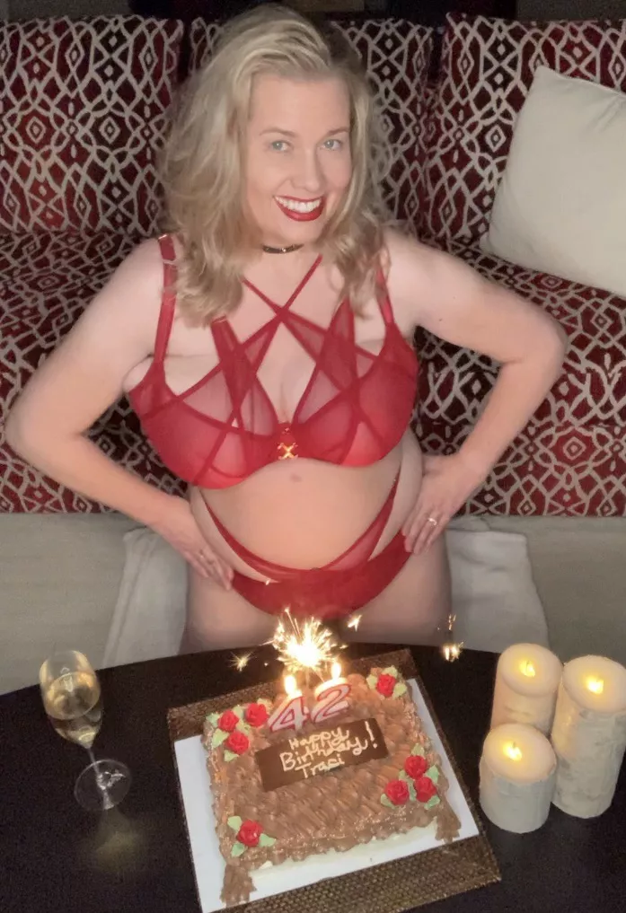 It’s my 42nd birthday today! 💋 [f]