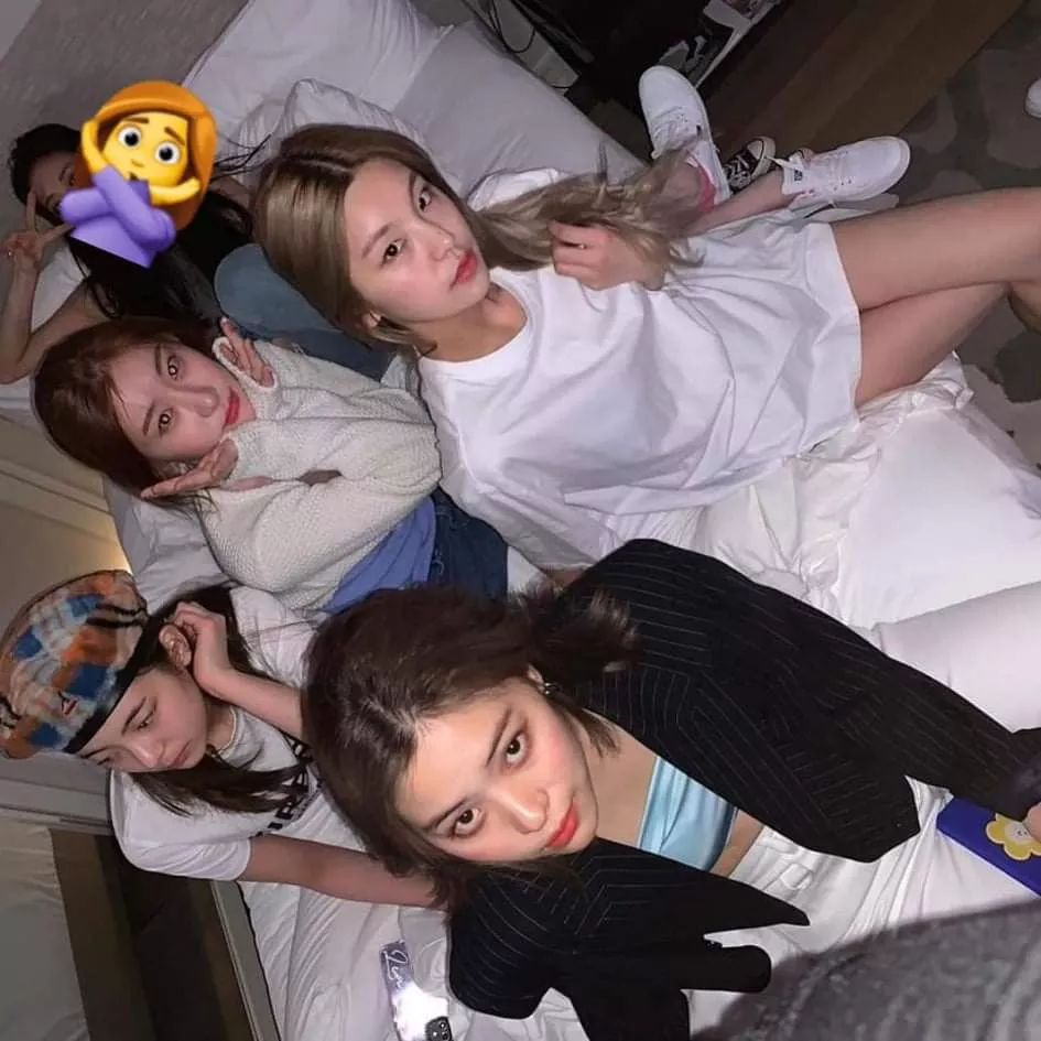 ITZY - All of them in one bed