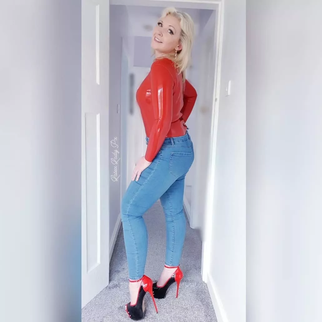 Jeans and latex catsuit | Found here: https://www.instagram.com/latexladyp/