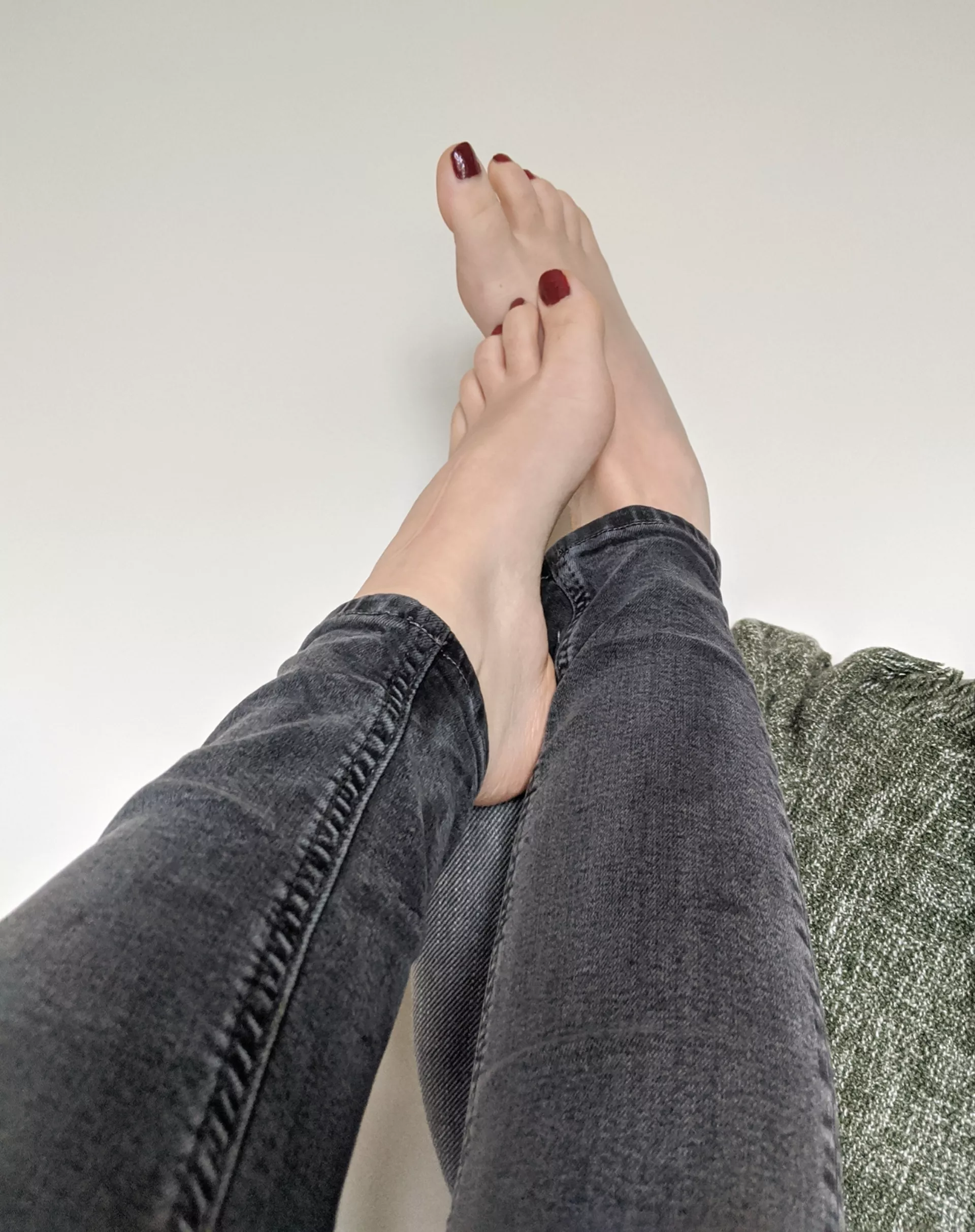 Jeans, bare feet and red nails, the perfect combo ðŸ˜˜