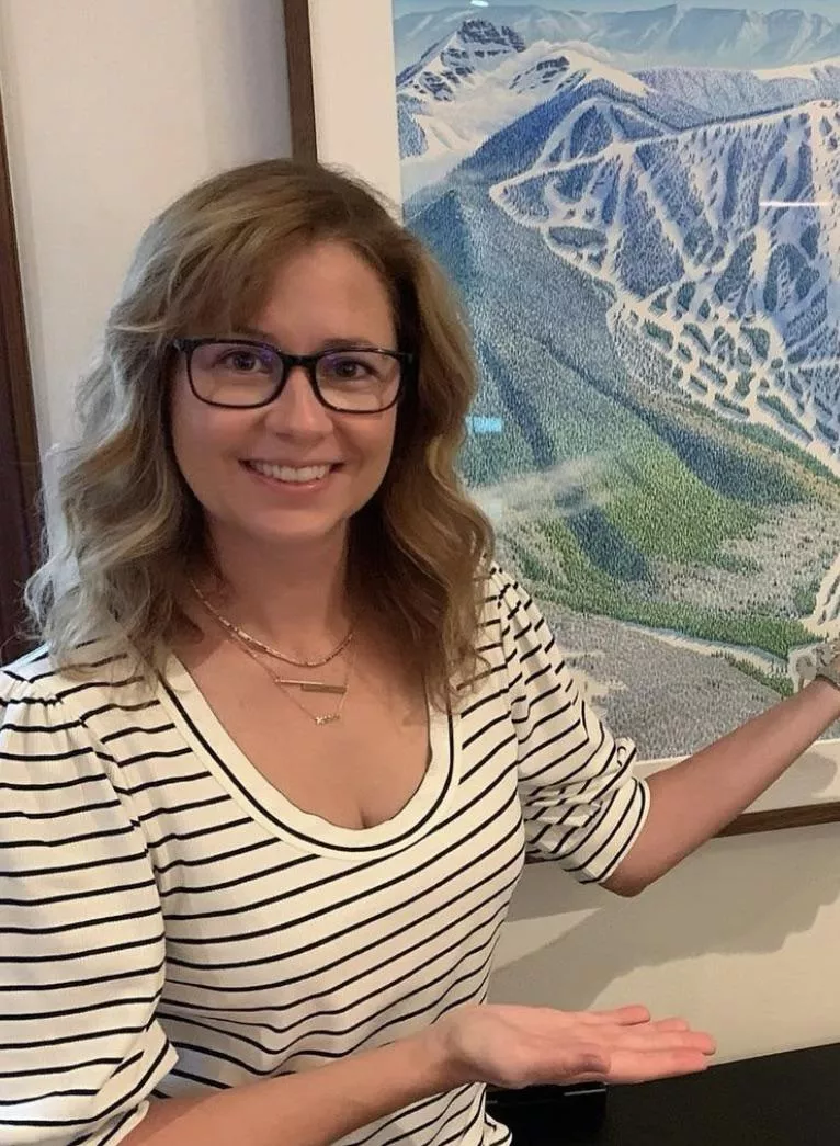 Jenna Fischer really embracing the milf next door look