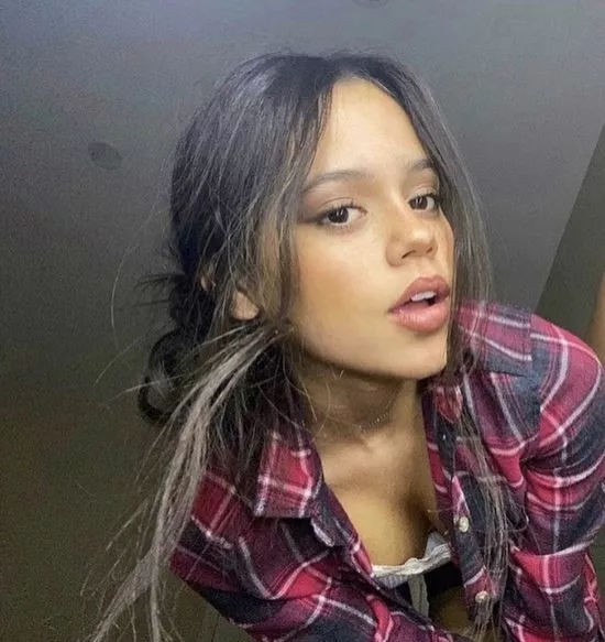 Jenna Ortega has such a pretty face to jerk to