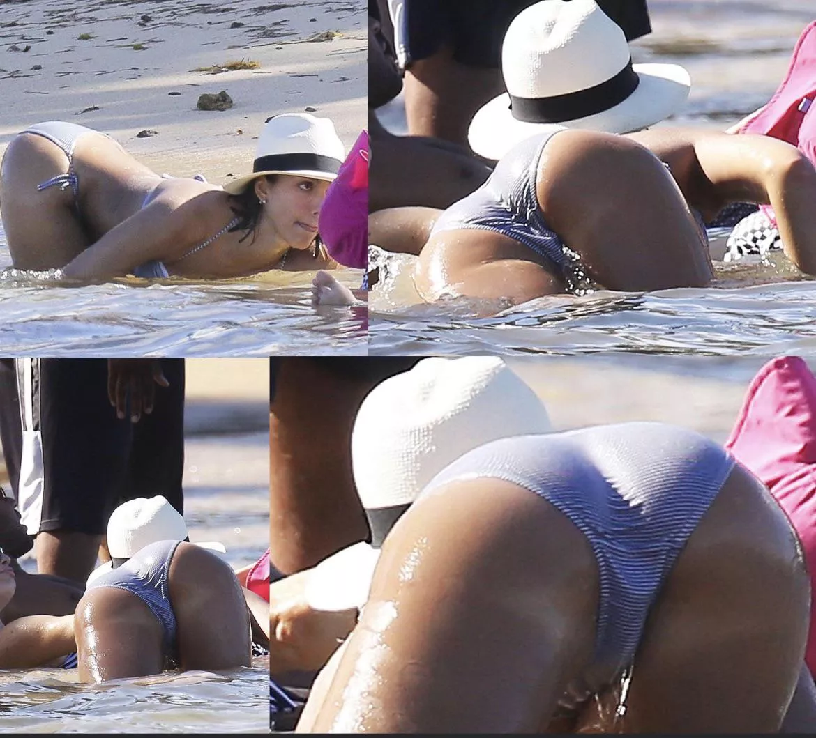 Jessica Alba showing off her arch