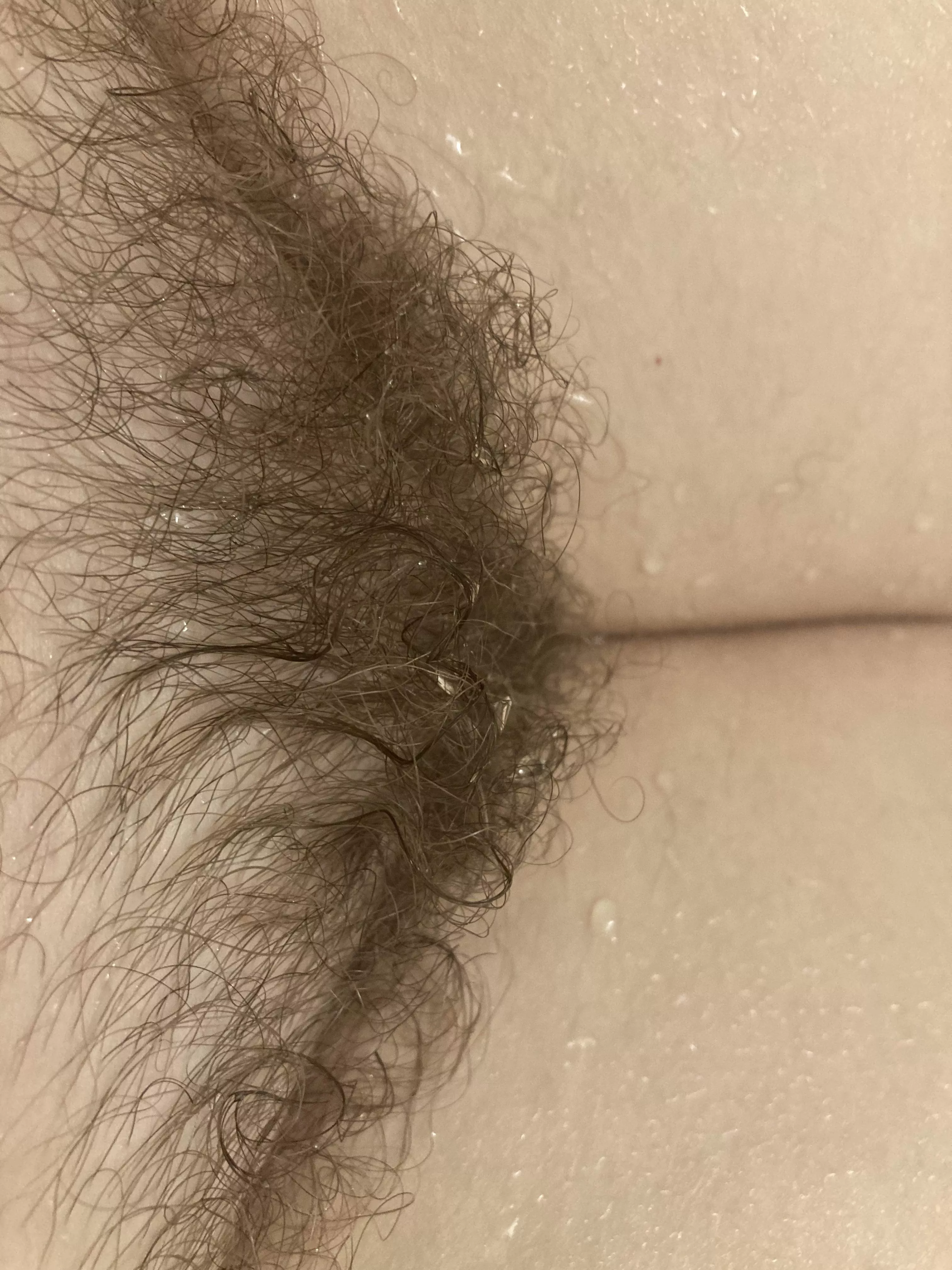 Join me in the bath tub? Love feeling the water in my pussy hair…!