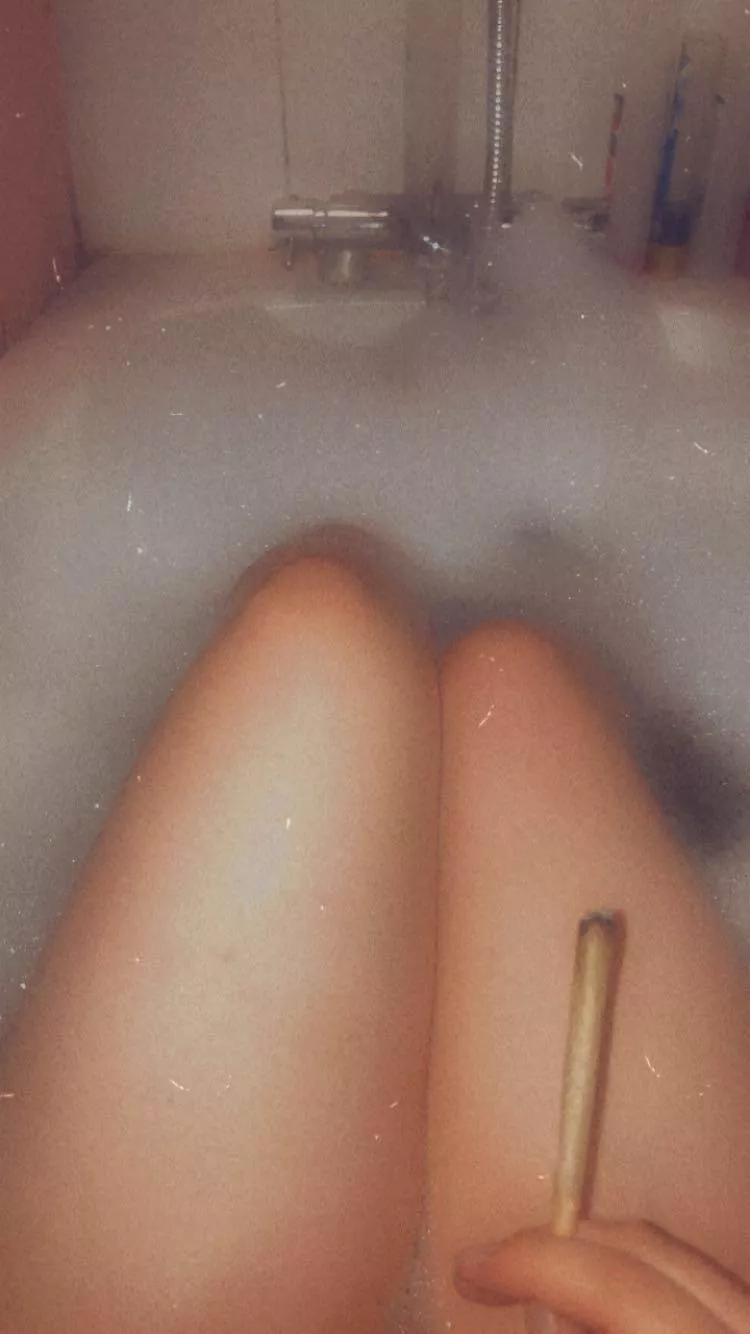 Joint in the bath 🍁 add my snap - xamywrightxx