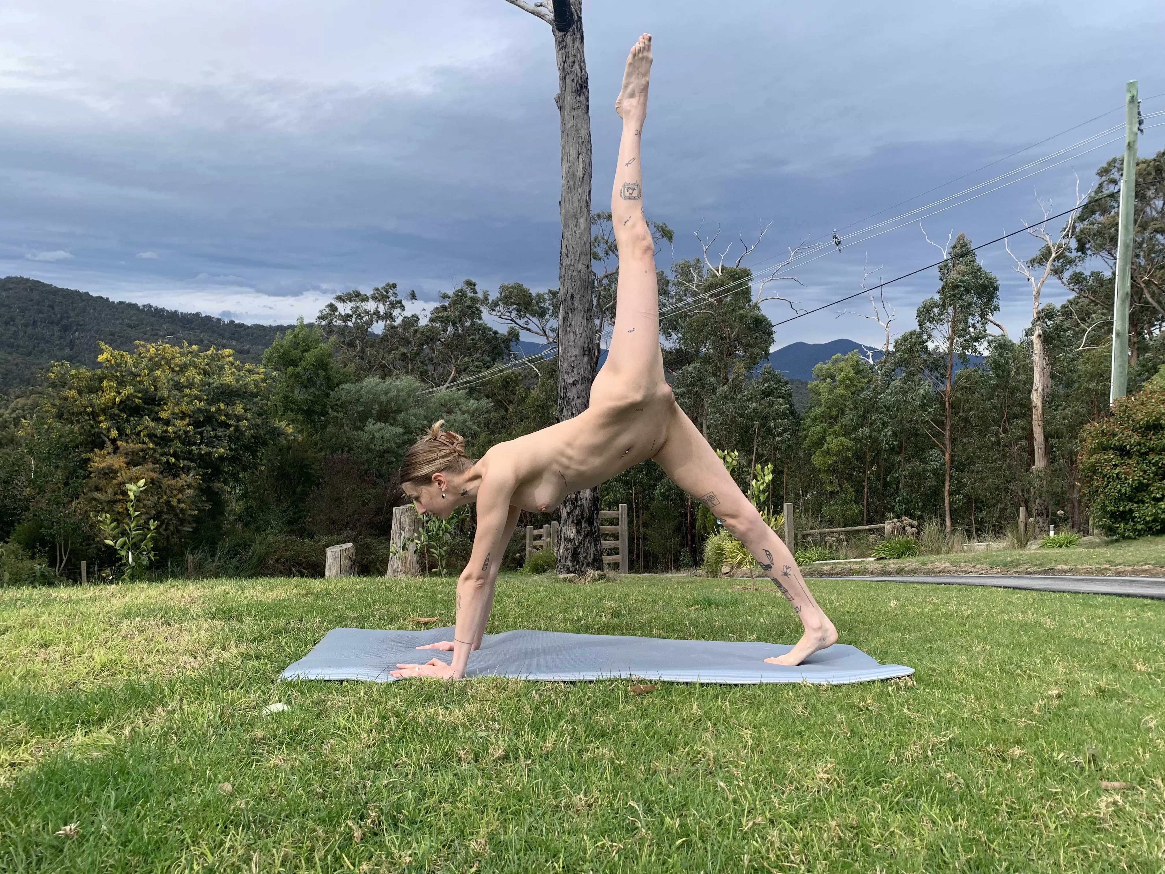 Just a skinny gal doing some yoga ☺️