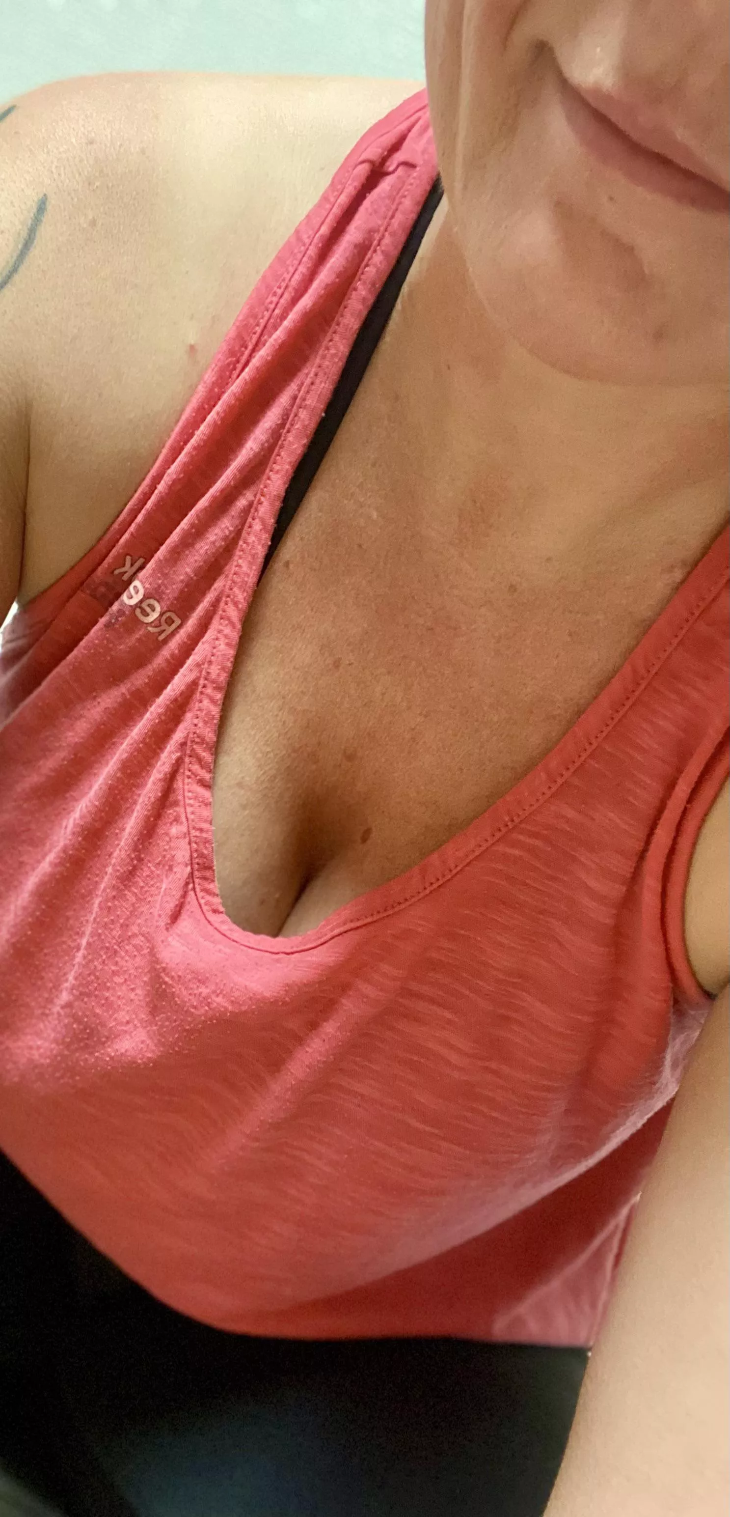 Just casually showing some cleavage at the gymâ€¦ ðŸ˜‡ (f)41