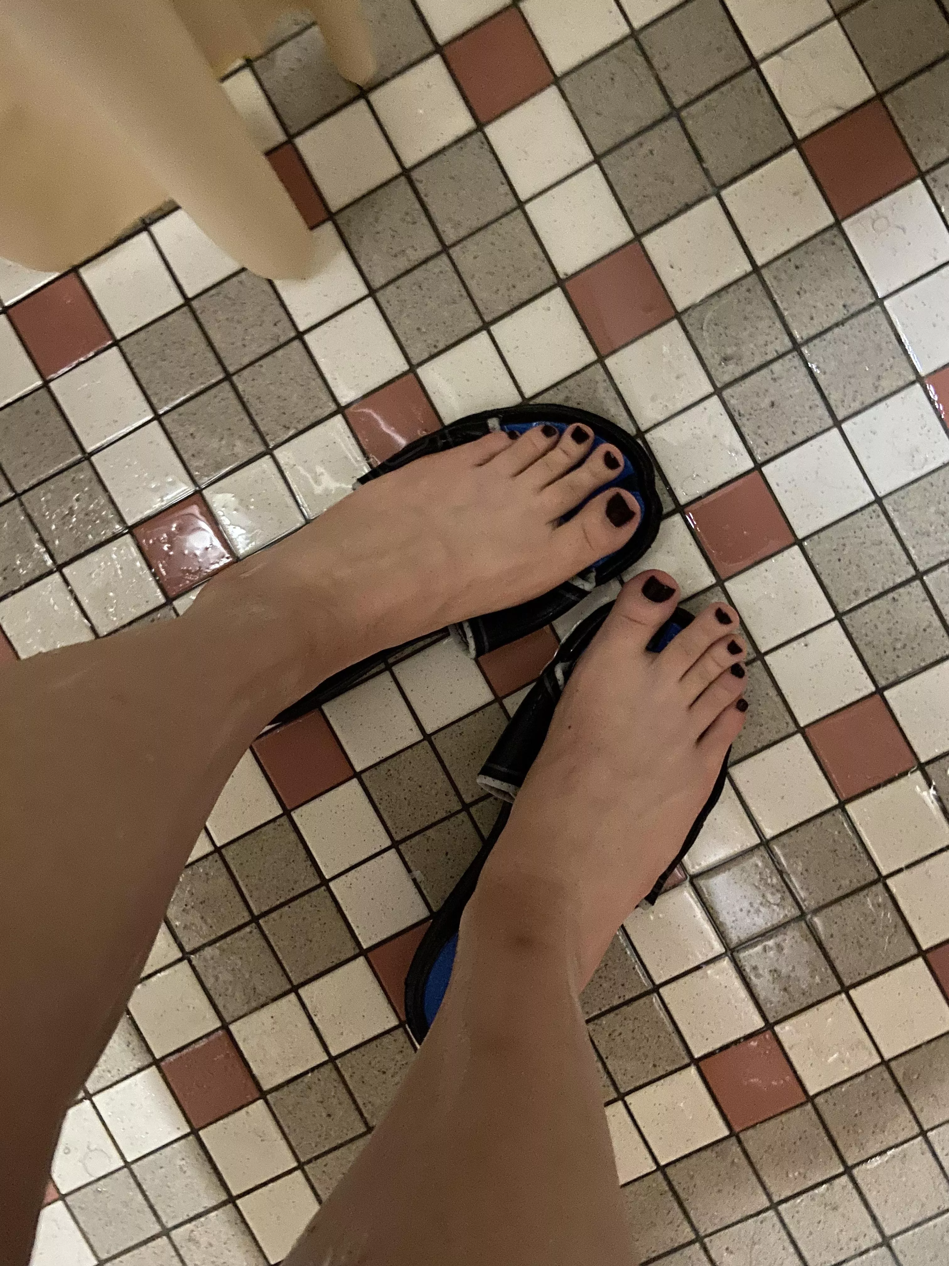 just took a shower, do you like wet feet? ðŸ–¤