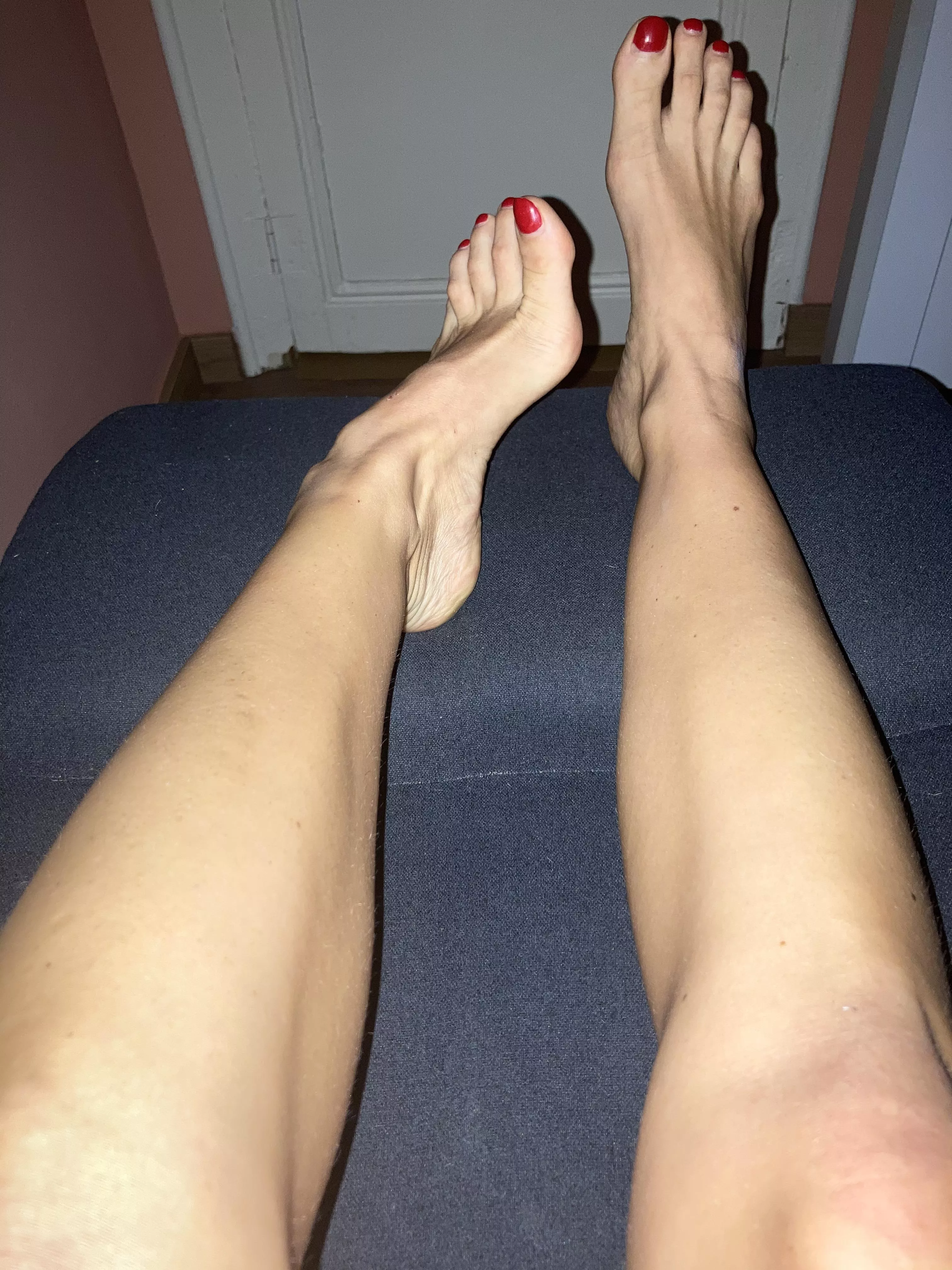 Kneel and suck these long toes whilst I've got my feet up will you? 👅