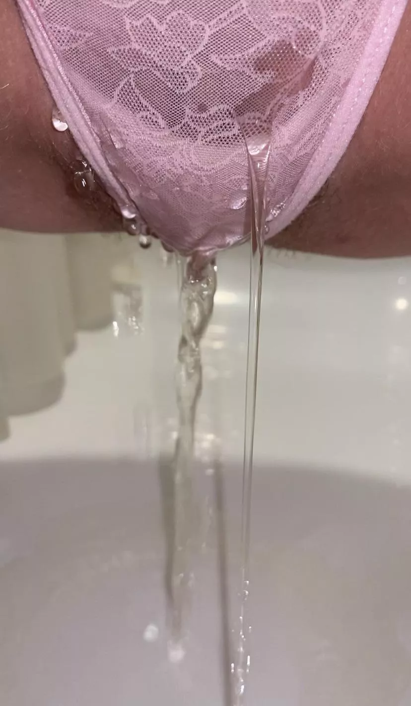 Lace makes for wacky pee streamsðŸ¤¤