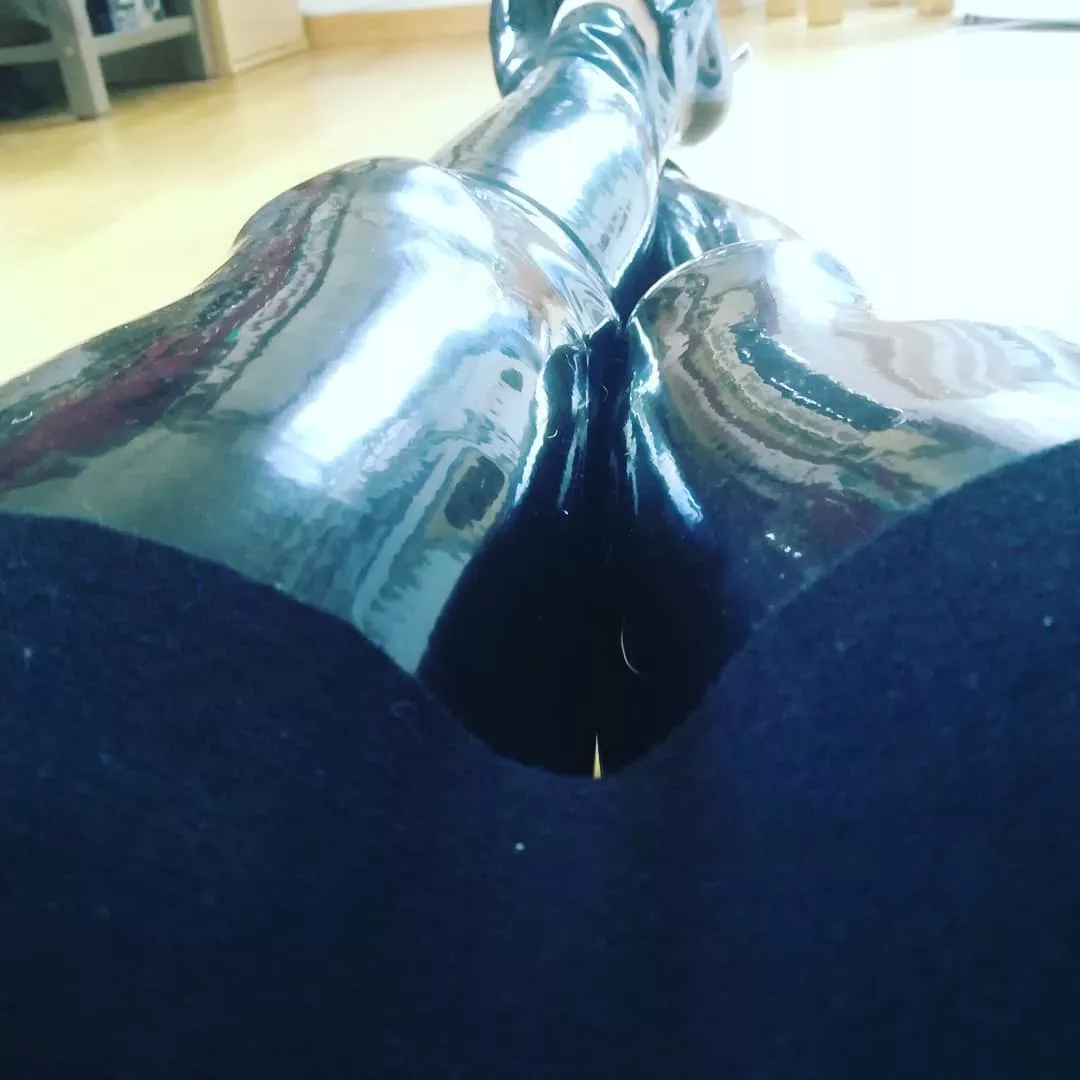 Latex leggings and woolen skirt | Found here: https://www.instagram.com/pompondahlie/