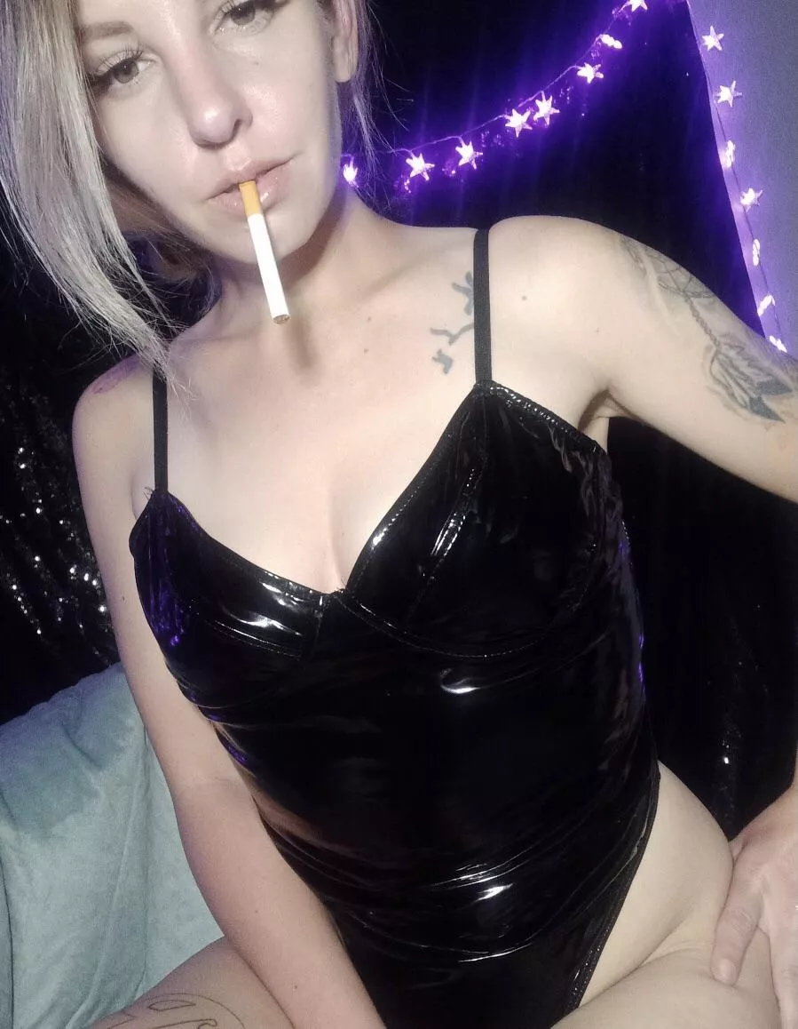 Latex ,my crop ,my whip and a Newport 🔥🥰