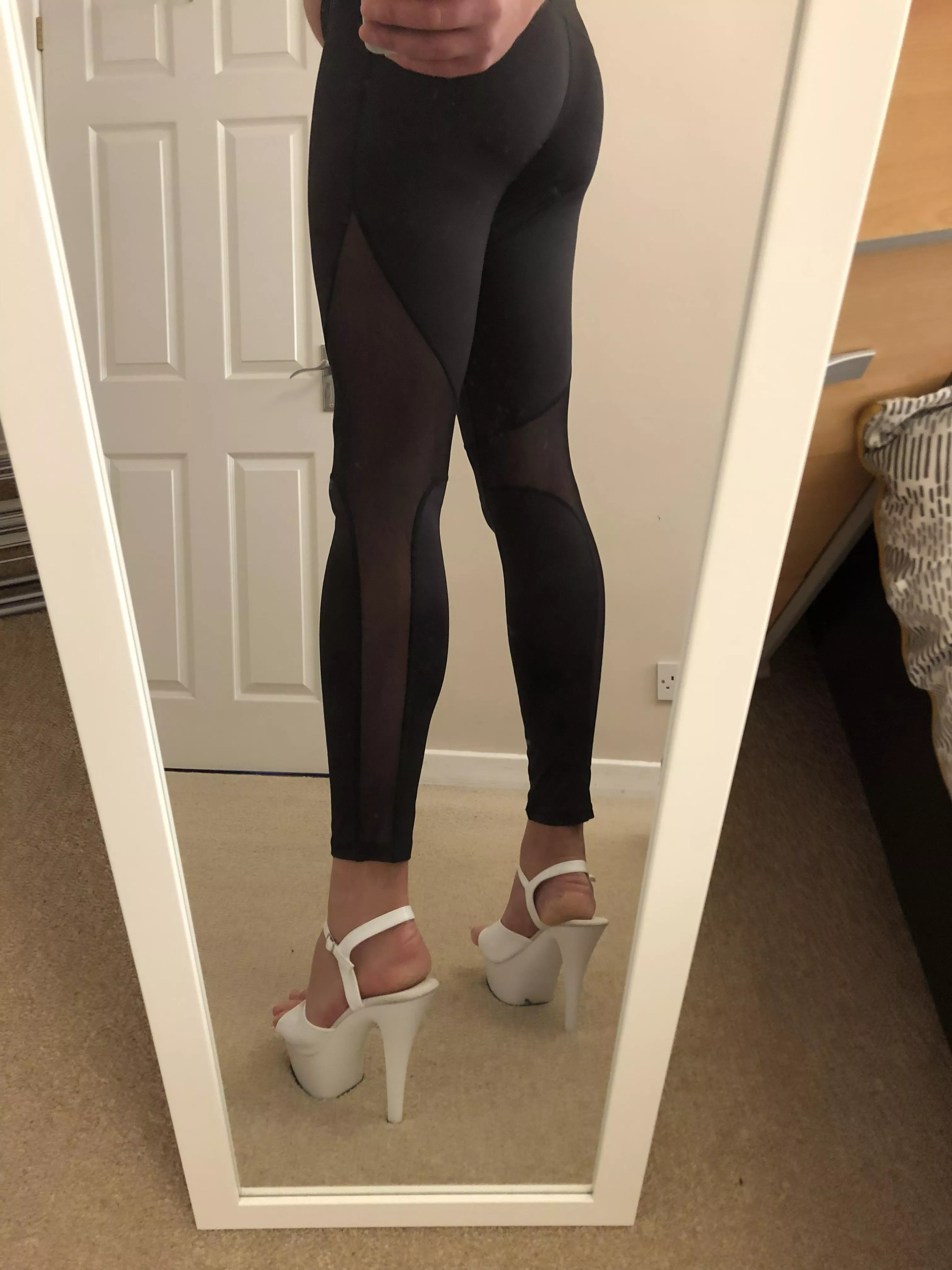 Leggings and heels ðŸ¤”ðŸ¥°ðŸ˜ˆ do you like Daddy ?