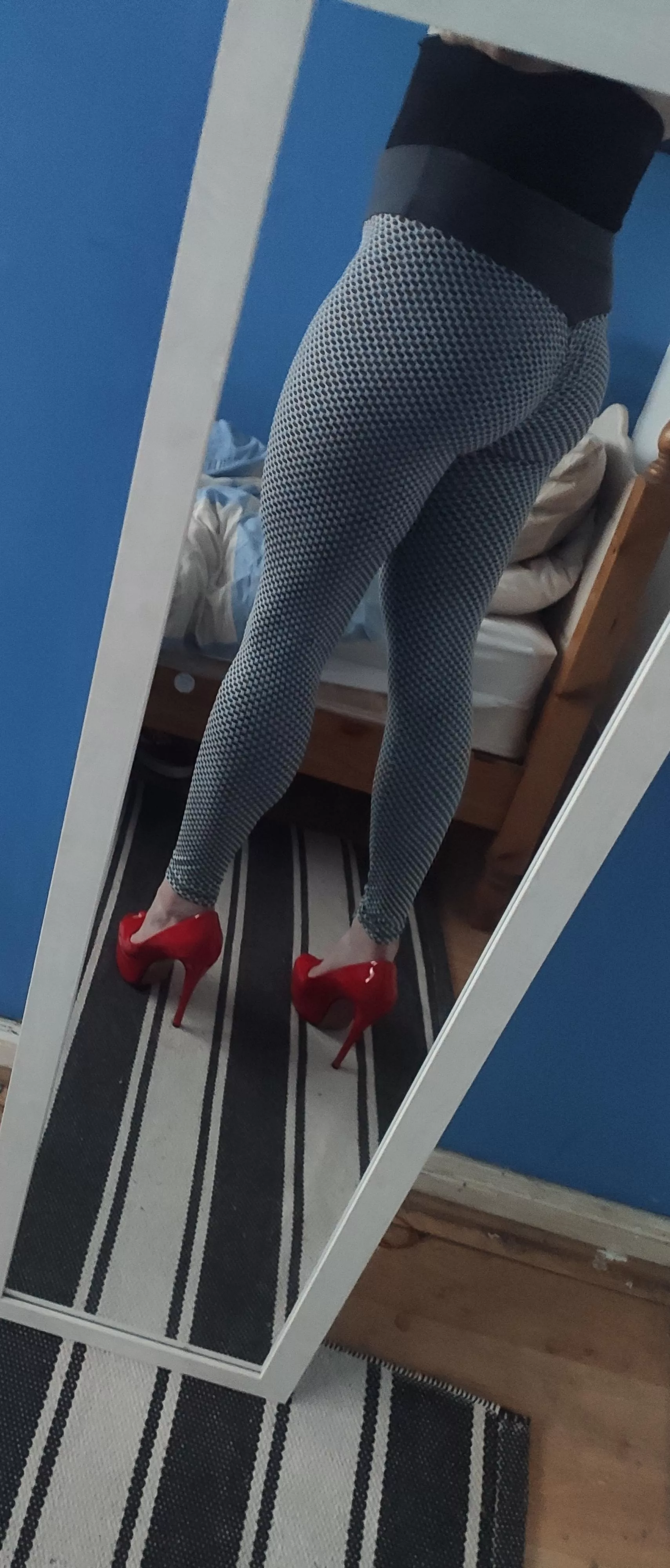 Leggings plus heels equals a peachy bum