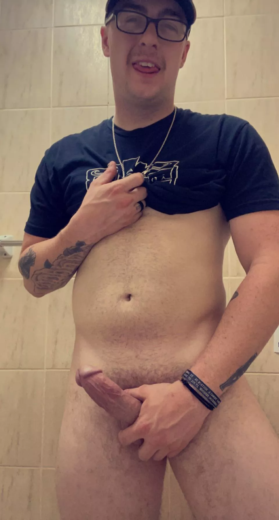 Let me know what you think of my 7â€ married cock.