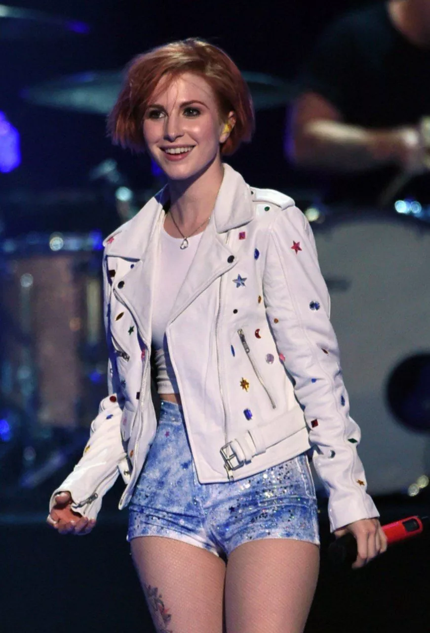 Let's fuck each other passionately and get super bi for Hayley Williams