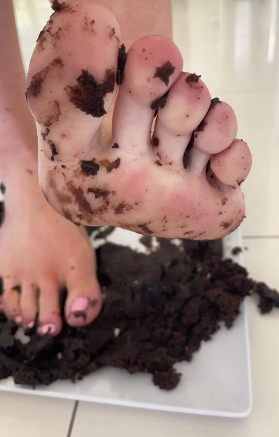 Lick the chocolate cake of my toes [domme]