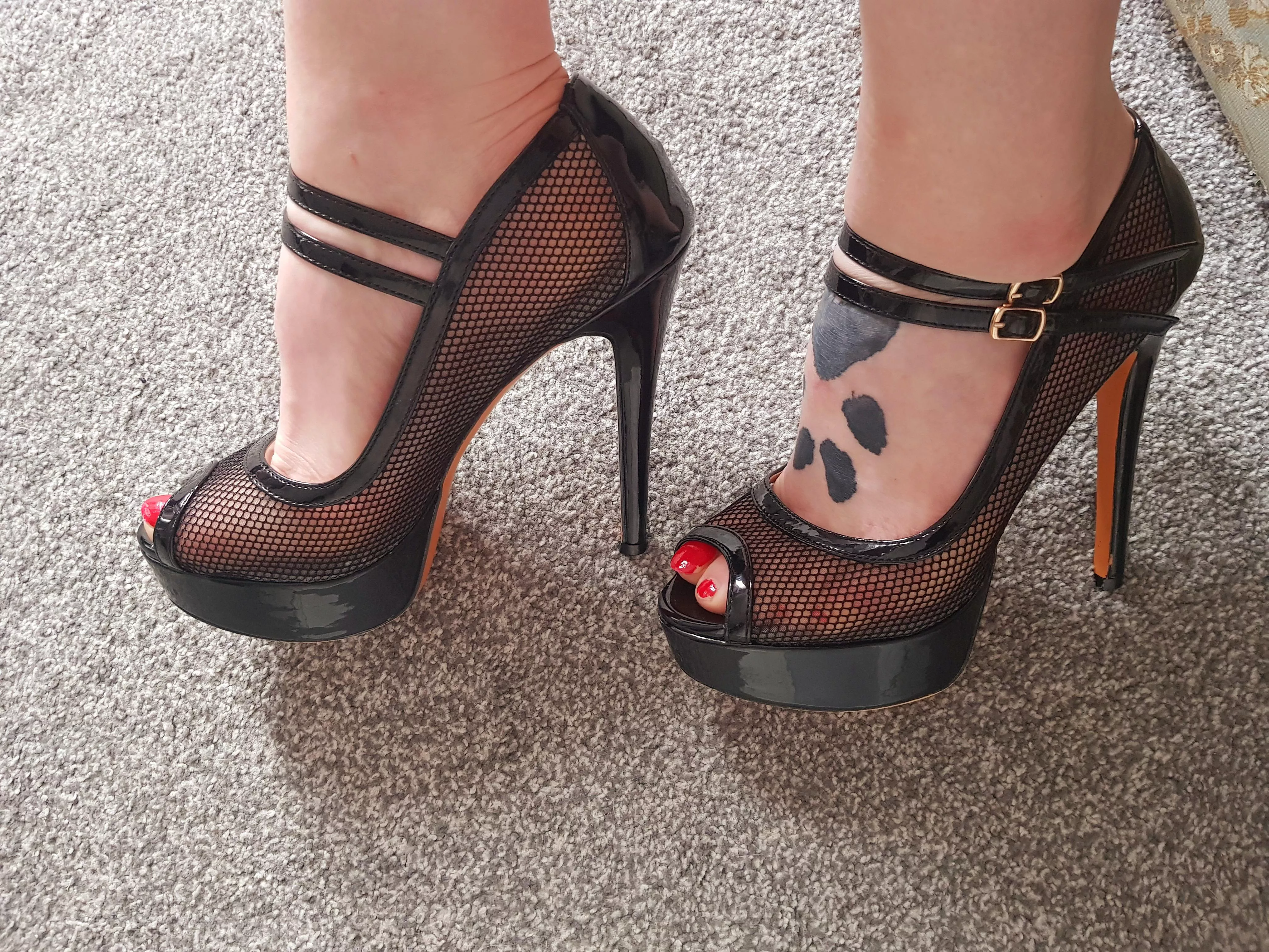 Like my heels?? ðŸ–¤