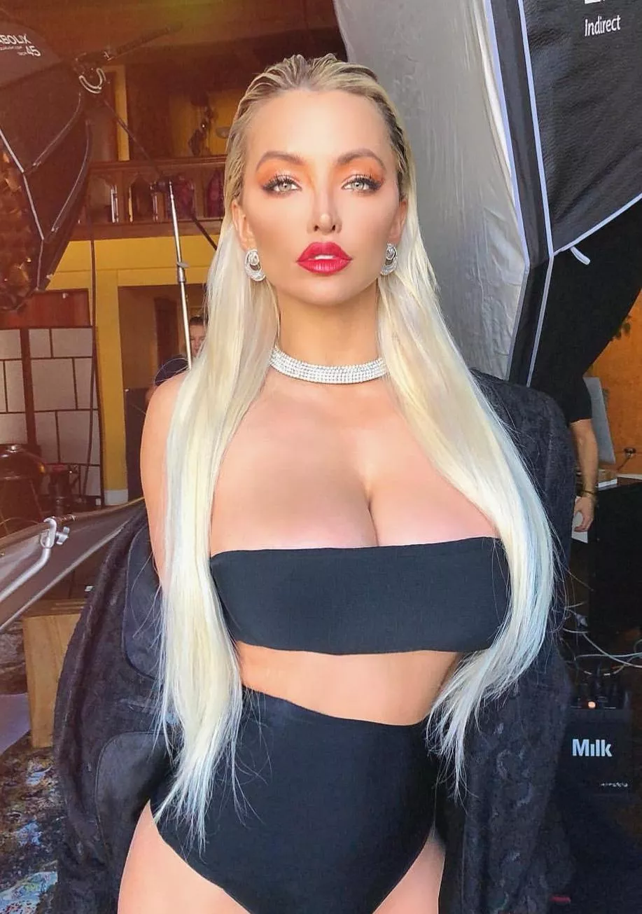 Lindsey Pelas is a living trophy