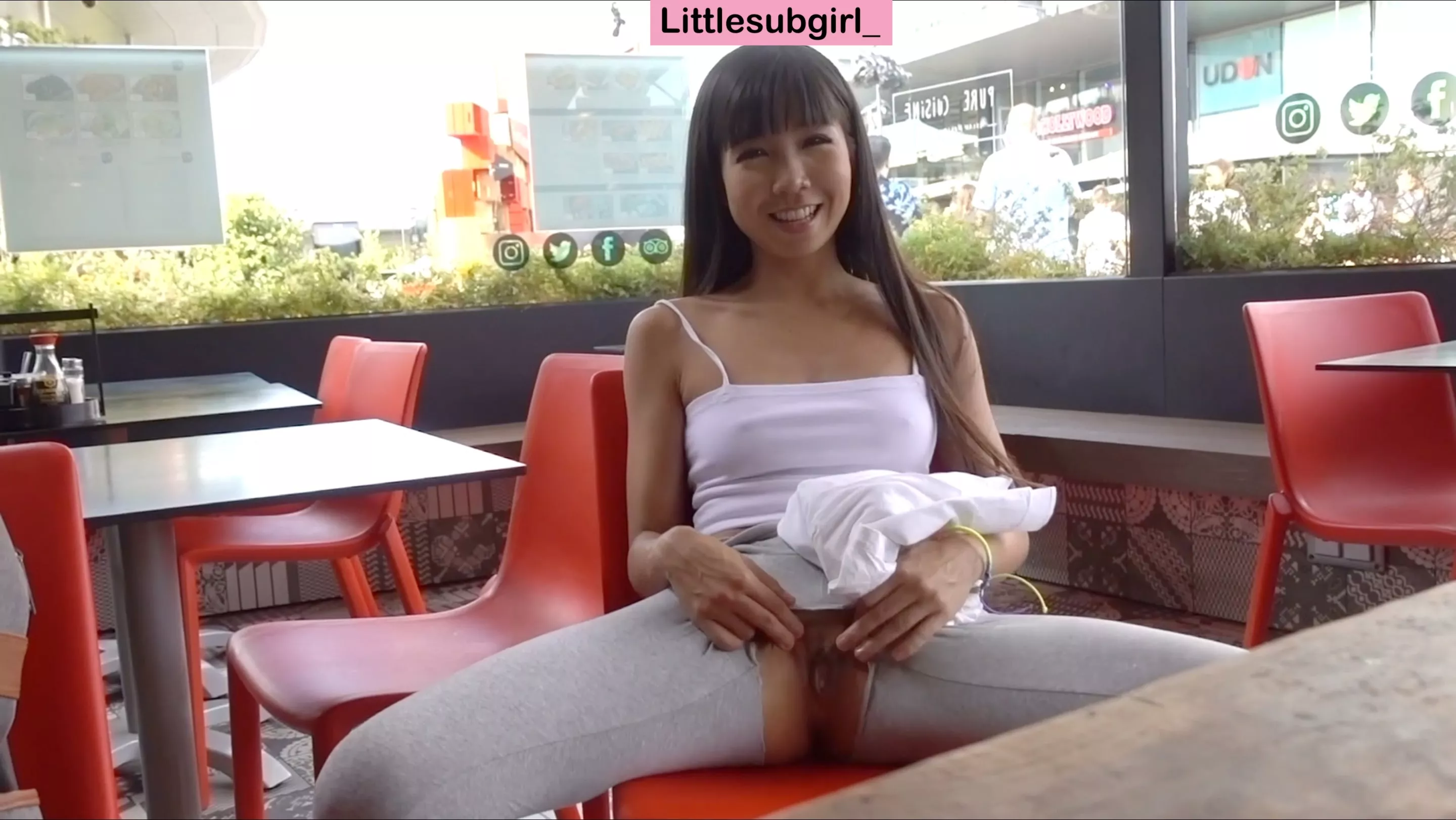 [Littlesubgirl] Flashing my pussy in restaurant