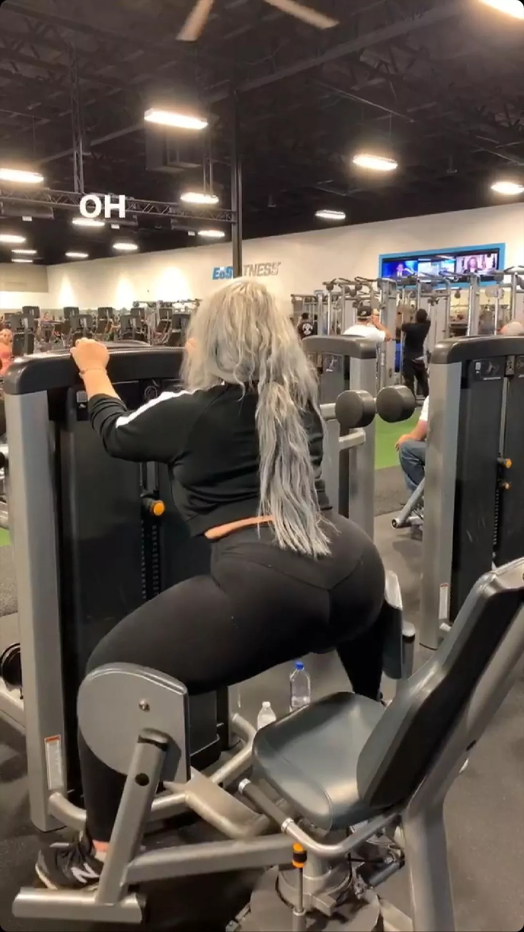 Look at that ass flex!