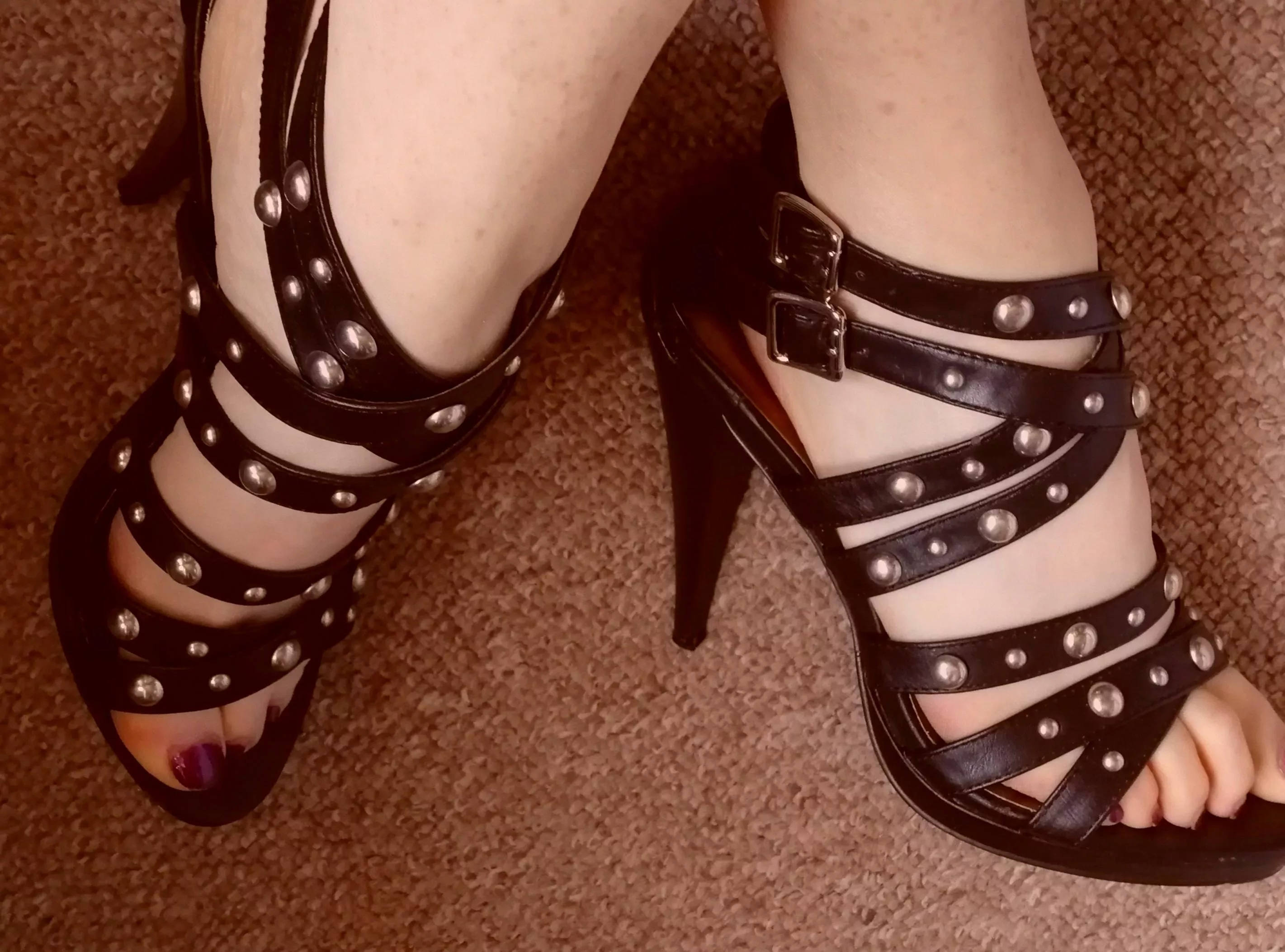 Love my strappy fun sandals 😉🥰