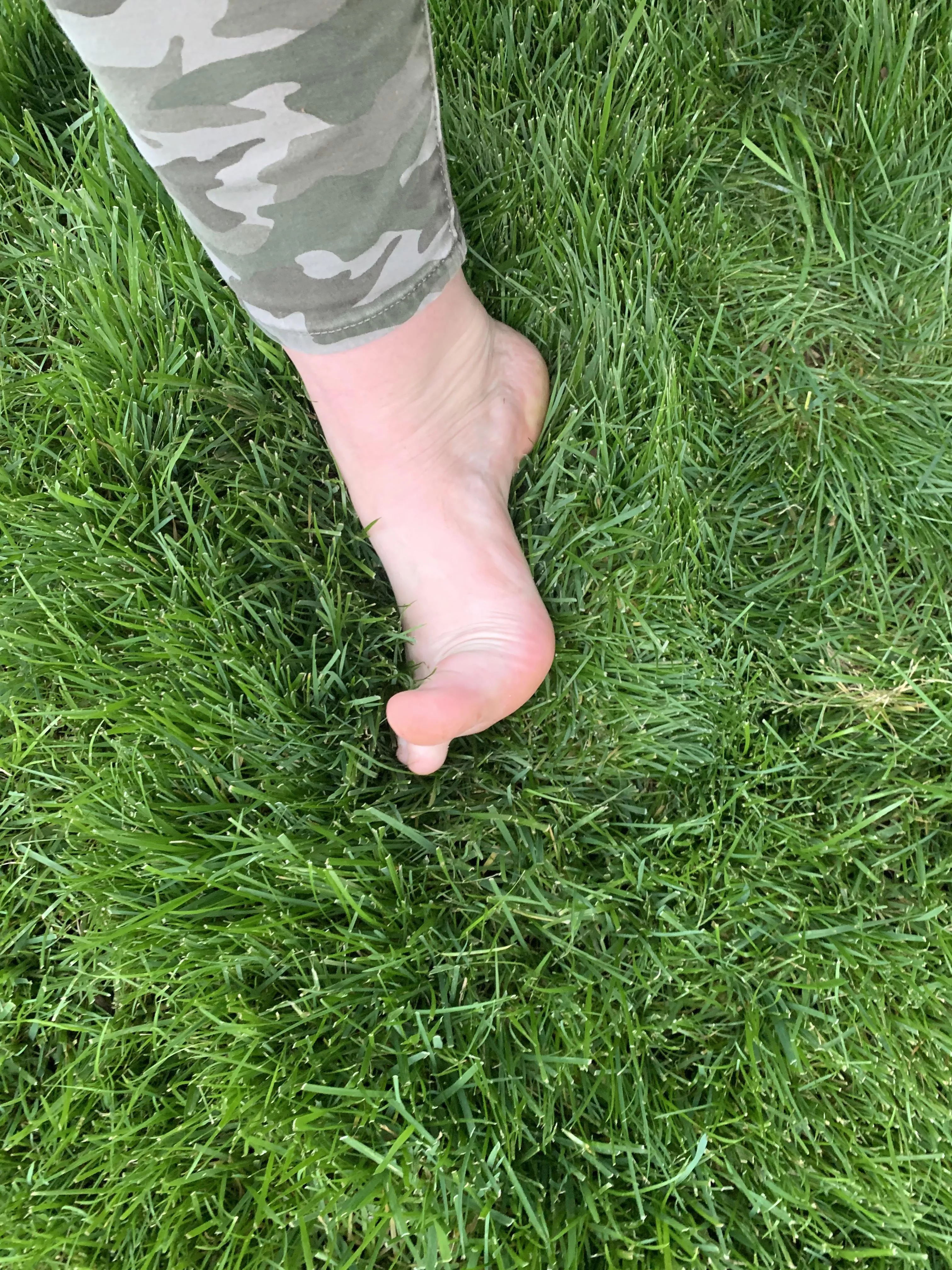 Love my toes in the grass 😻