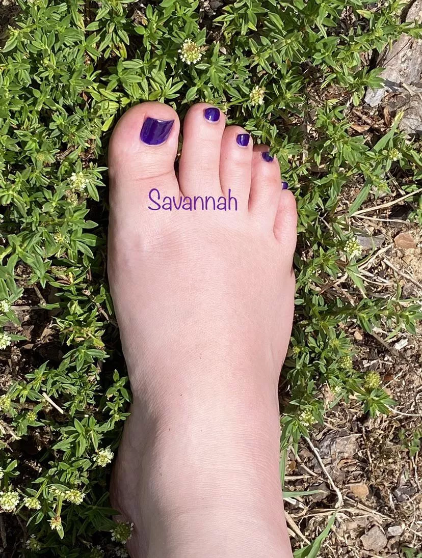 Loving the way my nail polish shines on this Sunny Saturday! â˜€ï¸ DMs open! ðŸ˜‹